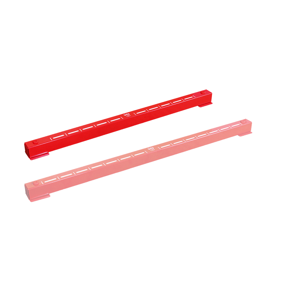 67831_Bulls_Oky_System_Teppich_mit_Metall_Oche_O66_4 Das Bild zeigt zwei rote Metallleisten mit weißen Markierungen. Sie gehören zum Bulls Oky System SET und werden als Oche beim Dartspielen verwendet.