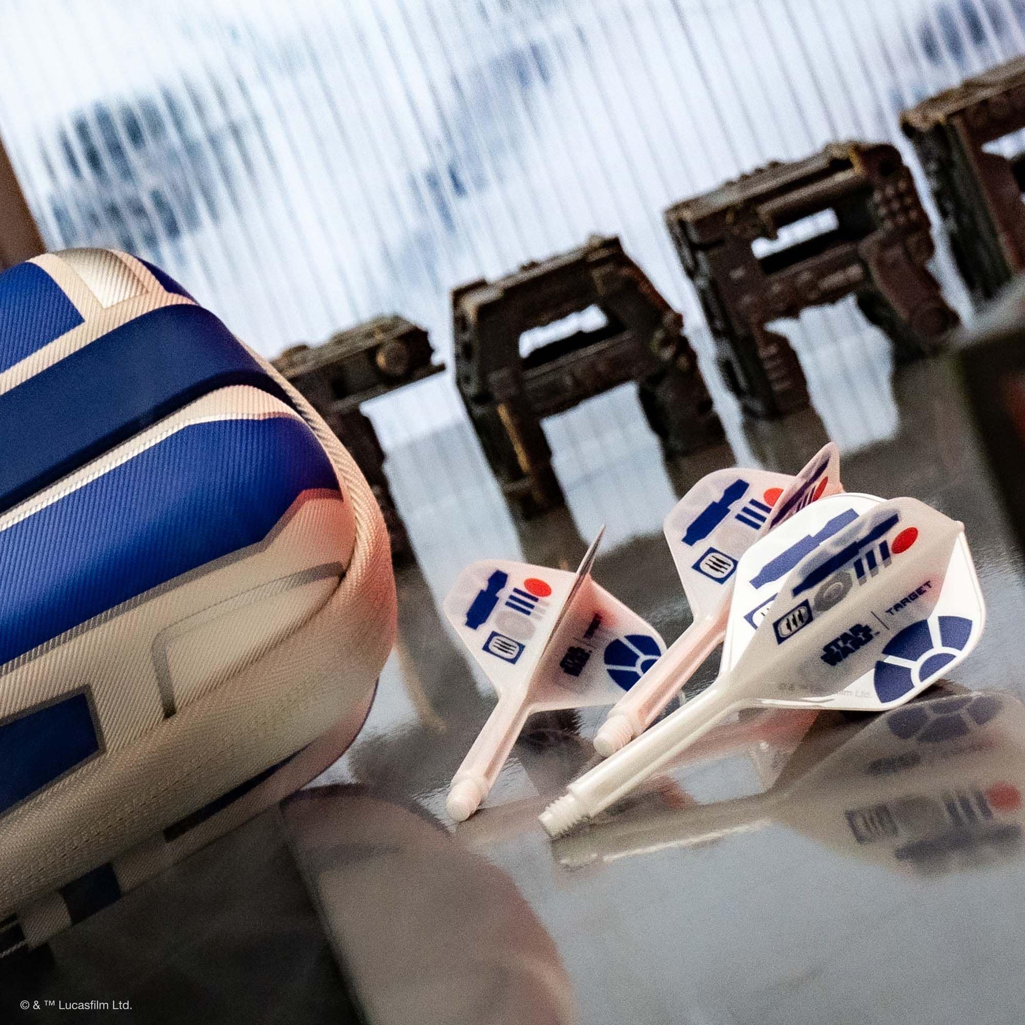 Voli Target Star Wars K-Flex R2D2 No6 Abgebildet sind die Target Star Wars K-Flex R2D2 No6 Flights. Diese Flights sind im Stil von R2D2 aus Star Wars gestaltet.
