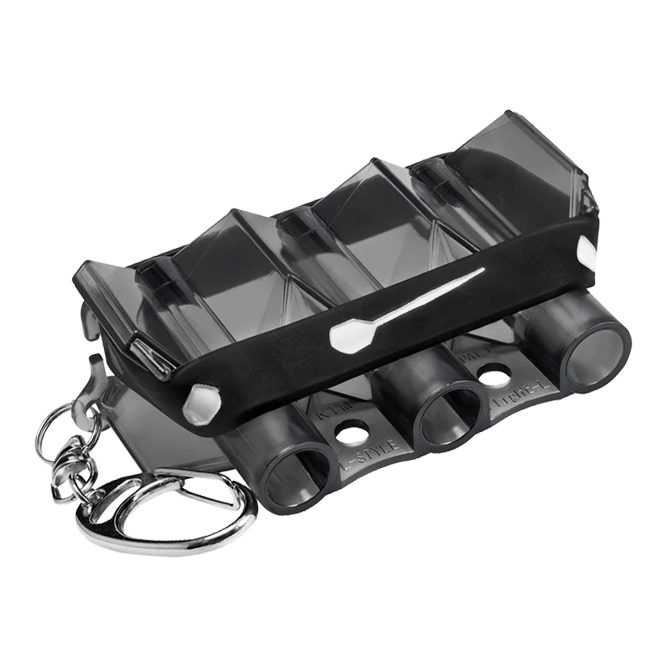 Valigia da viaggio Krystal L-Style - Nero trasparente Das Bild zeigt das Produkt "L-Style Krystal Flight Case" in transparenter schwarzer Farbe. Es handelt sich um ein kompaktes Etui mit Schlüsselanhänger zur Aufbewahrung von Dart-Flights.