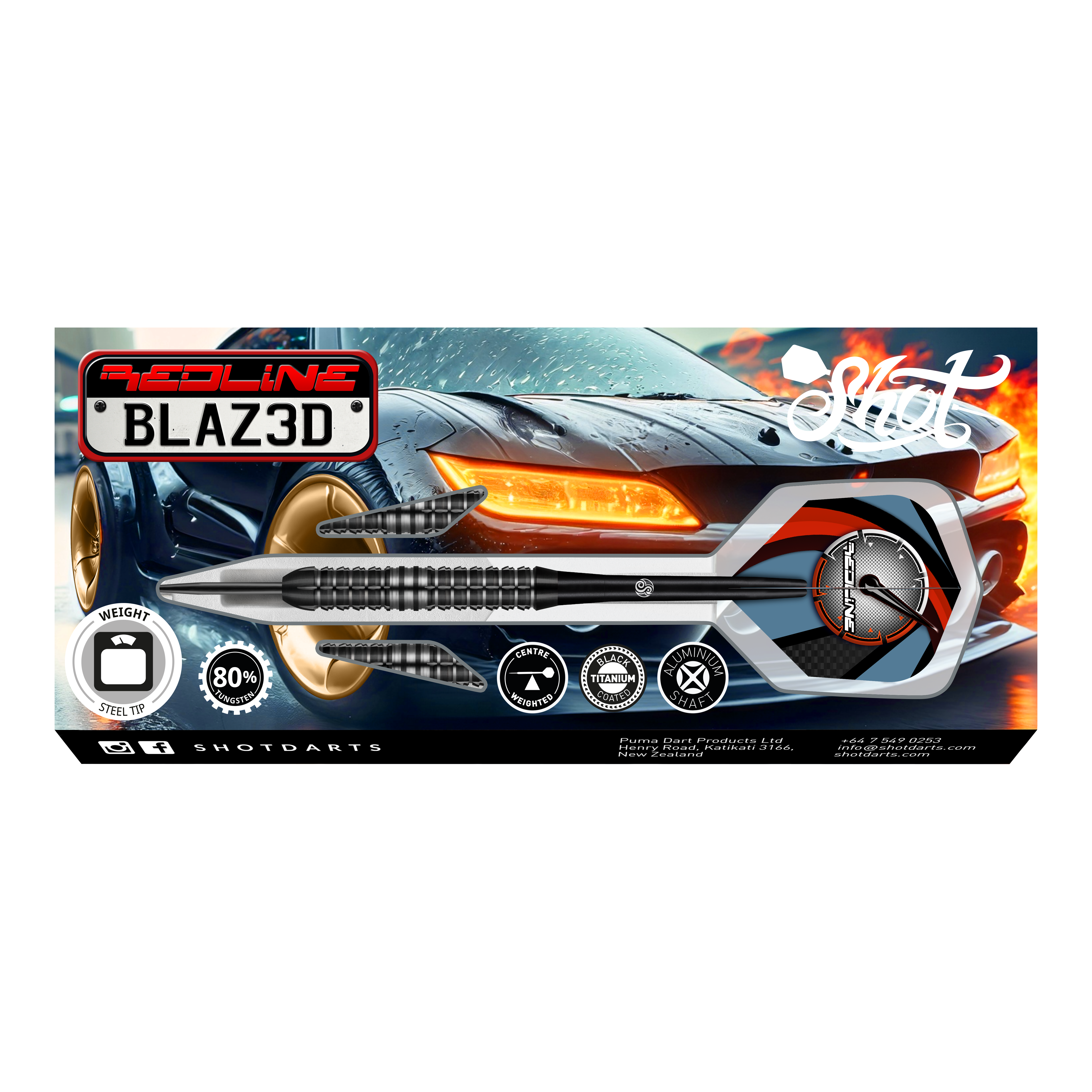 Freccette in acciaio smaltato Shot Redline Das Bild zeigt die Verpackung der "Shot Redline Blazed Steeldarts" vor einem sportlichen Auto mit leuchtenden Scheinwerfern. Auf der Verpackung sind die Darts sowie verschiedene Produktsymbole und Informationen sichtbar.