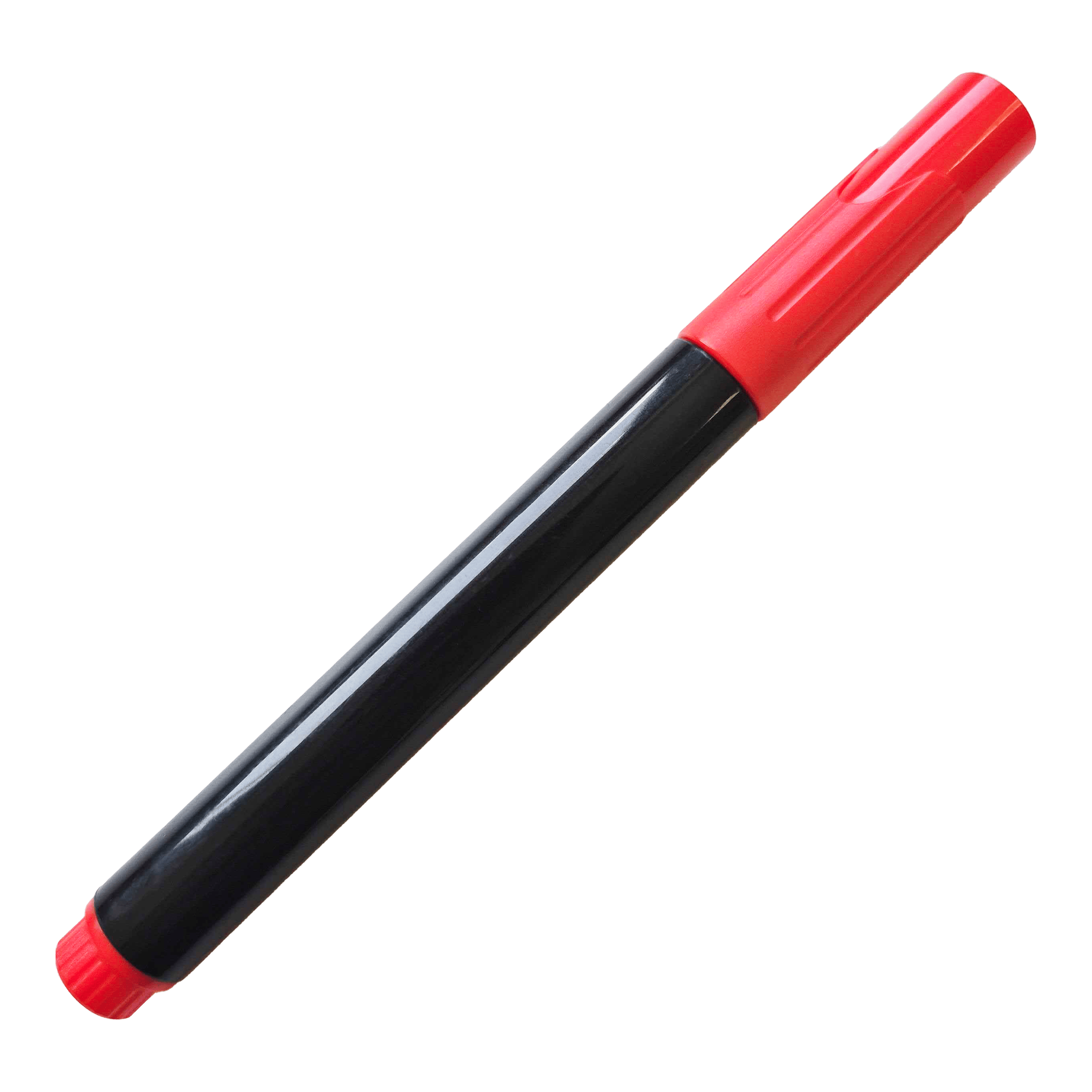 Segnaposto Auf dem Bild ist ein schwarzer Whiteboard-Marker mit roter Kappe zu sehen. Der Marker liegt schräg auf schwarzem Hintergrund.
