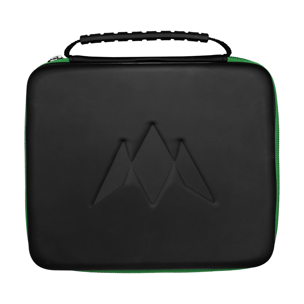 Das Bild zeigt ein rechteckiges, schwarzes Etui mit einem geprägten Logo auf der Vorderseite. Es hat einen schwarzen Griff und einen grünen Reißverschluss an der Seite.