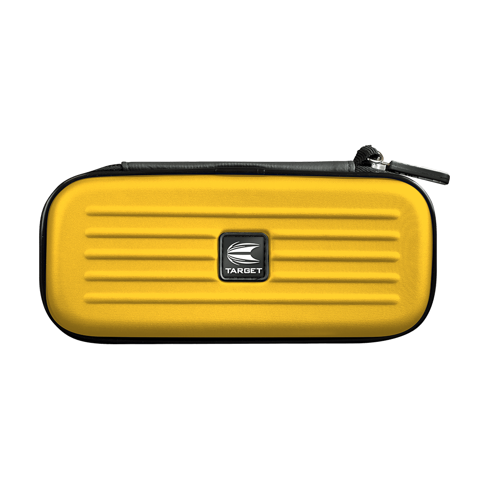 125824_Target_Takoma_Dartwallet_Gelb_1 Das Bild zeigt das Produkt "Target Takoma Dartwallet" in Gelb. Die Darttasche hat ein kompaktes, rechteckiges Design mit einem Reißverschluss und dem Target-Logo in der Mitte.