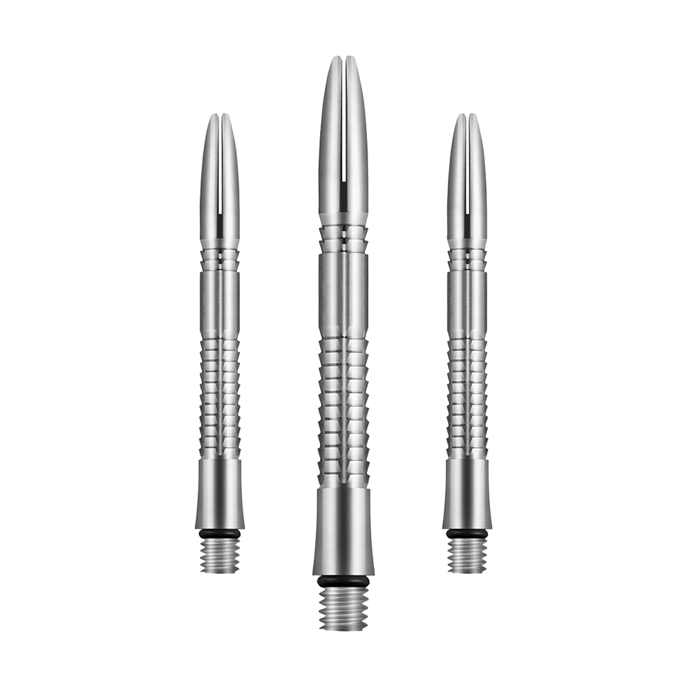 Aste Shot Mako Titanium Das Bild zeigt drei silberne Dartschäfte aus Titan, die nebeneinander angeordnet sind. Sie haben eine geriffelte Oberfläche und sind am unteren Ende mit einem Gewinde versehen.