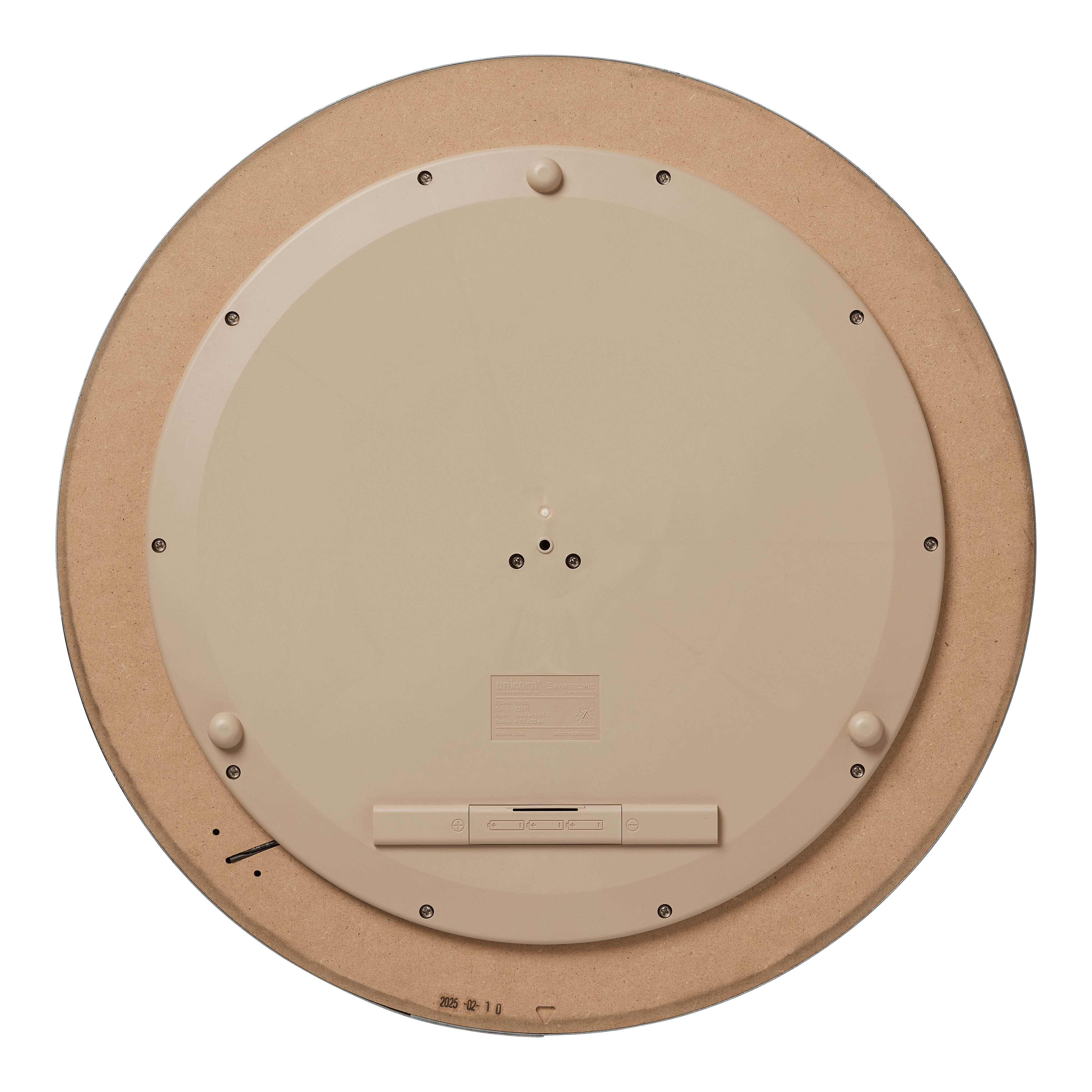 Dies ist die Rückseite des Unicorn Eclipse Smartboard Steeldartboards. Sie zeigt eine kreisförmige, beige Kunststoffabdeckung mit mehreren Schrauben und einem Batteriefach.