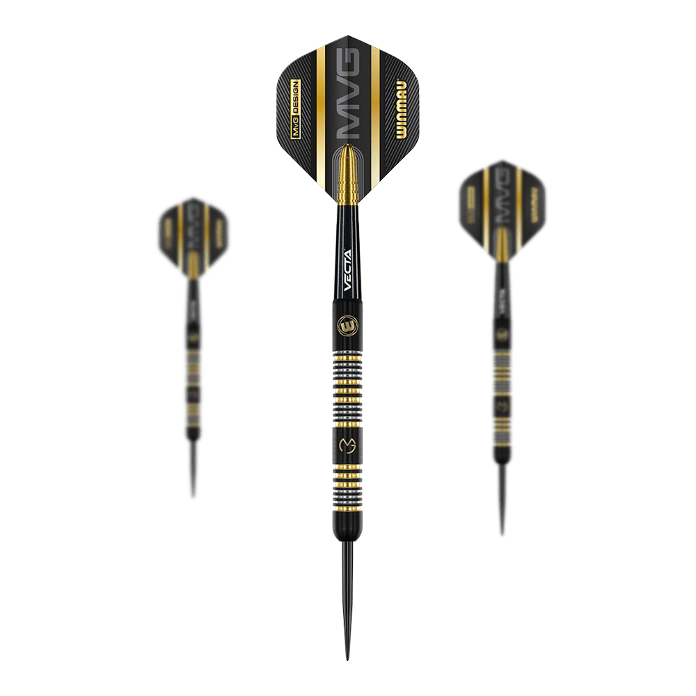 Winmau Michael Van Gerwen Trilogia Steeldarts Das Bild zeigt drei schwarze Steeldarts mit goldenen und silbernen Akzenten. Auf den Flights steht groß "MVG" und "Winmau".