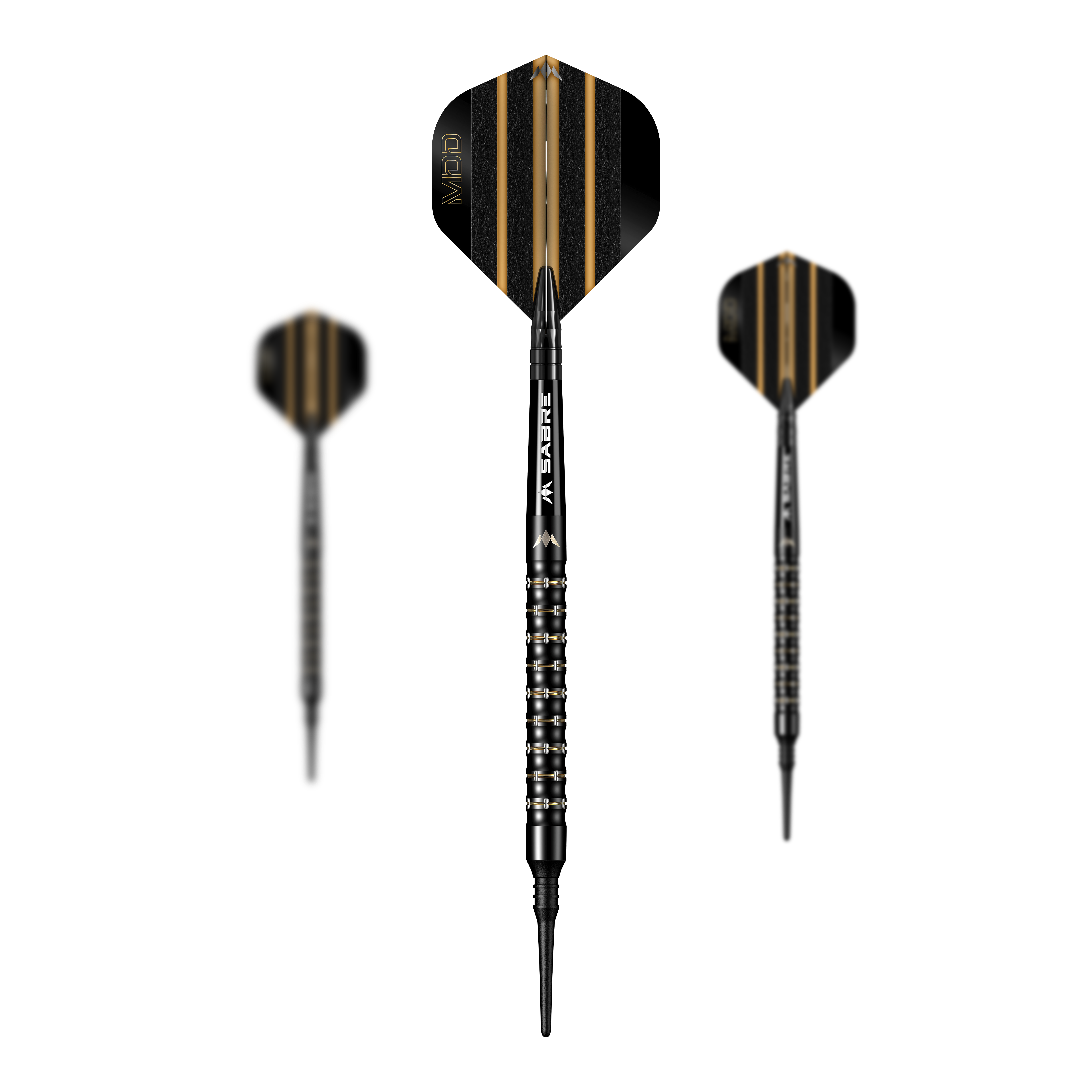 Freccette morbide Mission Mike De Decker MDD Black Gold - 20 g Das Bild zeigt drei Softdarts des Modells „Mission Mike De Decker MDD Black Gold“ mit einem Gewicht von 20g. Die Darts sind schwarz mit goldenen Streifen auf den Flights und haben ein modernes, edles Design.