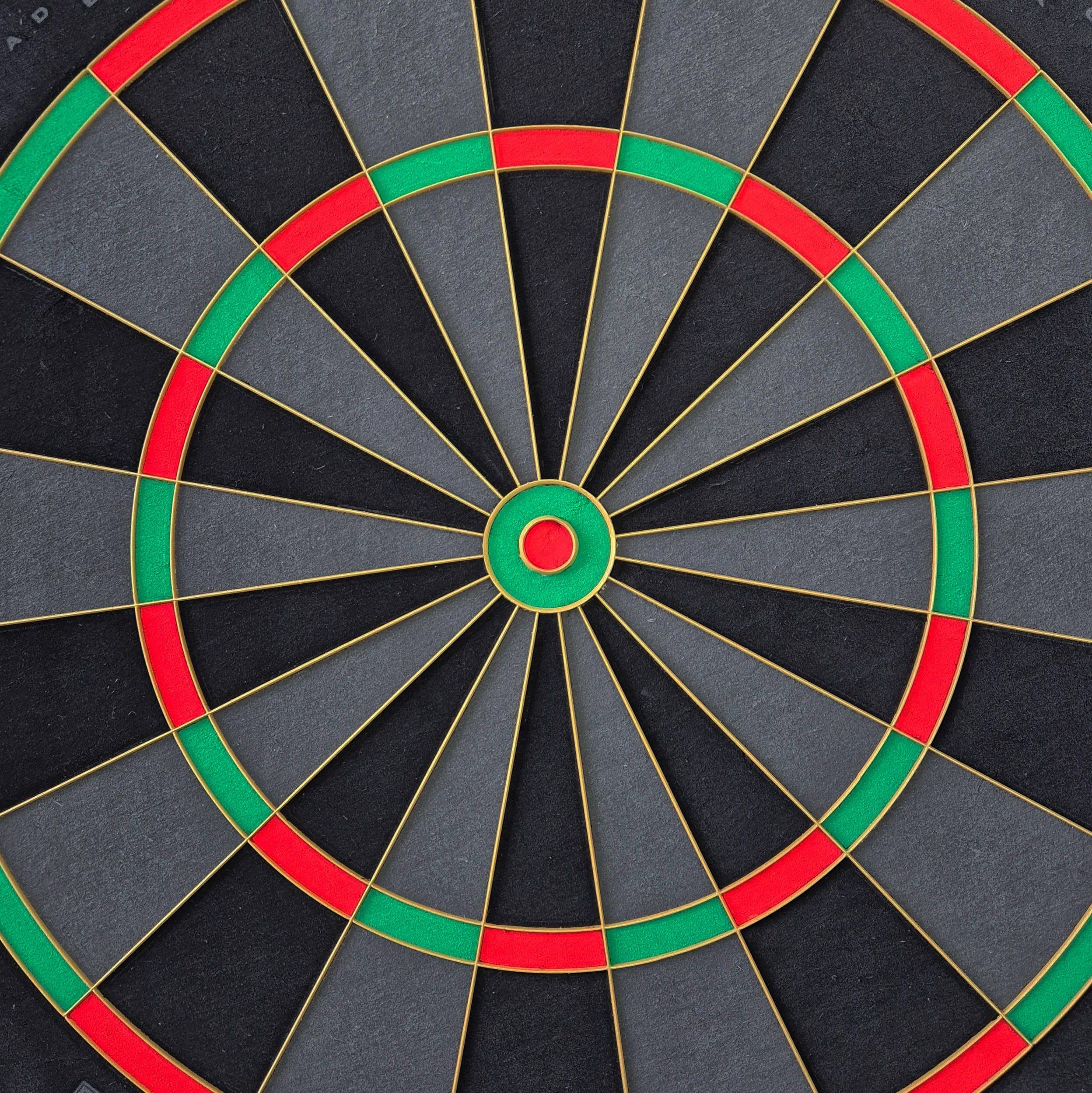Bersaglio per freccette in acciaio Bulls NL Advantage Black Edition Auf dieser Abbildung ist das BullsNL Advantage Black Edition Steeldartboard zu sehen. Es wird aus einer anderen Perspektive gezeigt.