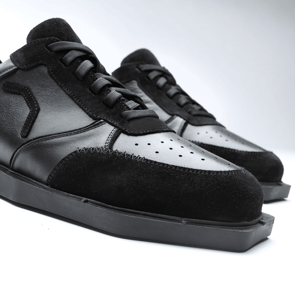 20100006-00_Triple20_Dartschuhe_Leder_Schwarz_4 Auf dem Bild sind schwarze Lederschuhe namens "Triple20 Dartschuhe Leder - Schwarz" zu sehen. Die Schuhe haben eine sportliche Form und bestehen aus einer Kombination von Glattleder und Wildleder.