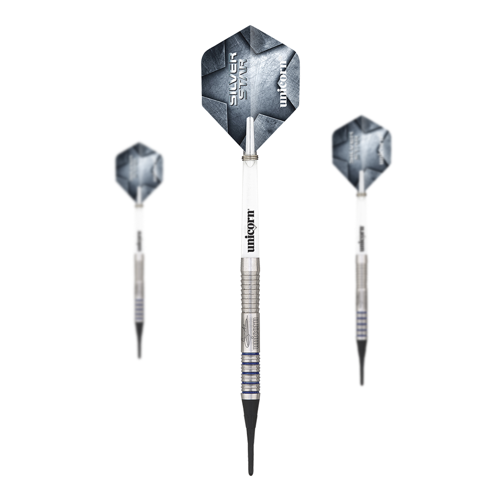 Freccette morbide Unicorn Silver Star Var.2 Gary Anderson Das Bild zeigt drei Softdarts des Modells "Unicorn Silver Star Var.2 Gary Anderson". Die Darts haben silberne Spitzen, einen geriffelten Schaft und blaue Akzente auf dem Barrel.