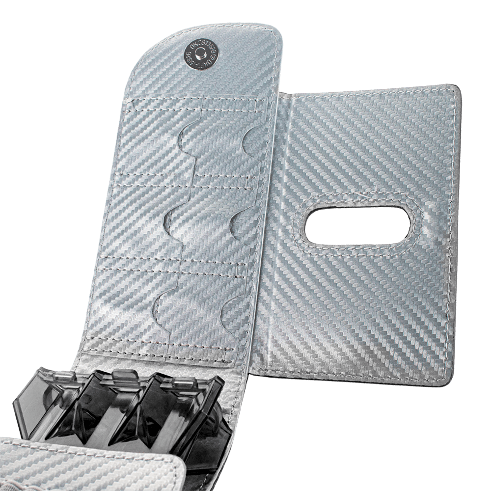 66345_Bulls_SECC_Dartcase_Grey_2 Das Bild zeigt ein silbernes Dart-Etui mit einem modernen, carbonähnlichen Design. Im Inneren sind Fächer zur sicheren Aufbewahrung von Dartpfeilen und Zubehör zu sehen.