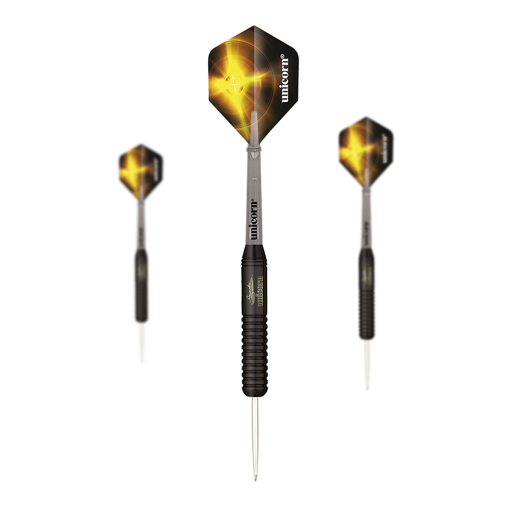 Freccette in acciaio Unicorn Black Brass Gary Anderson V2 Das Bild zeigt drei schwarze Steeldarts der Marke Unicorn Black Brass Gary Anderson V2. Die Flights sind schwarz mit einem gelben Lichteffekt und dem weißen Schriftzug "unicorn".