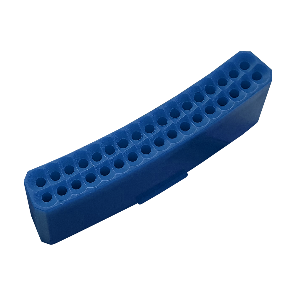 GRN0154_Granboard_132_Ersatzfelder_Double_Blau_2 Das Bild zeigt das Produkt "Granboard 132 Ersatzfelder". Es handelt sich um ein blaues, gebogenes Kunststoffteil mit mehreren Löchern.