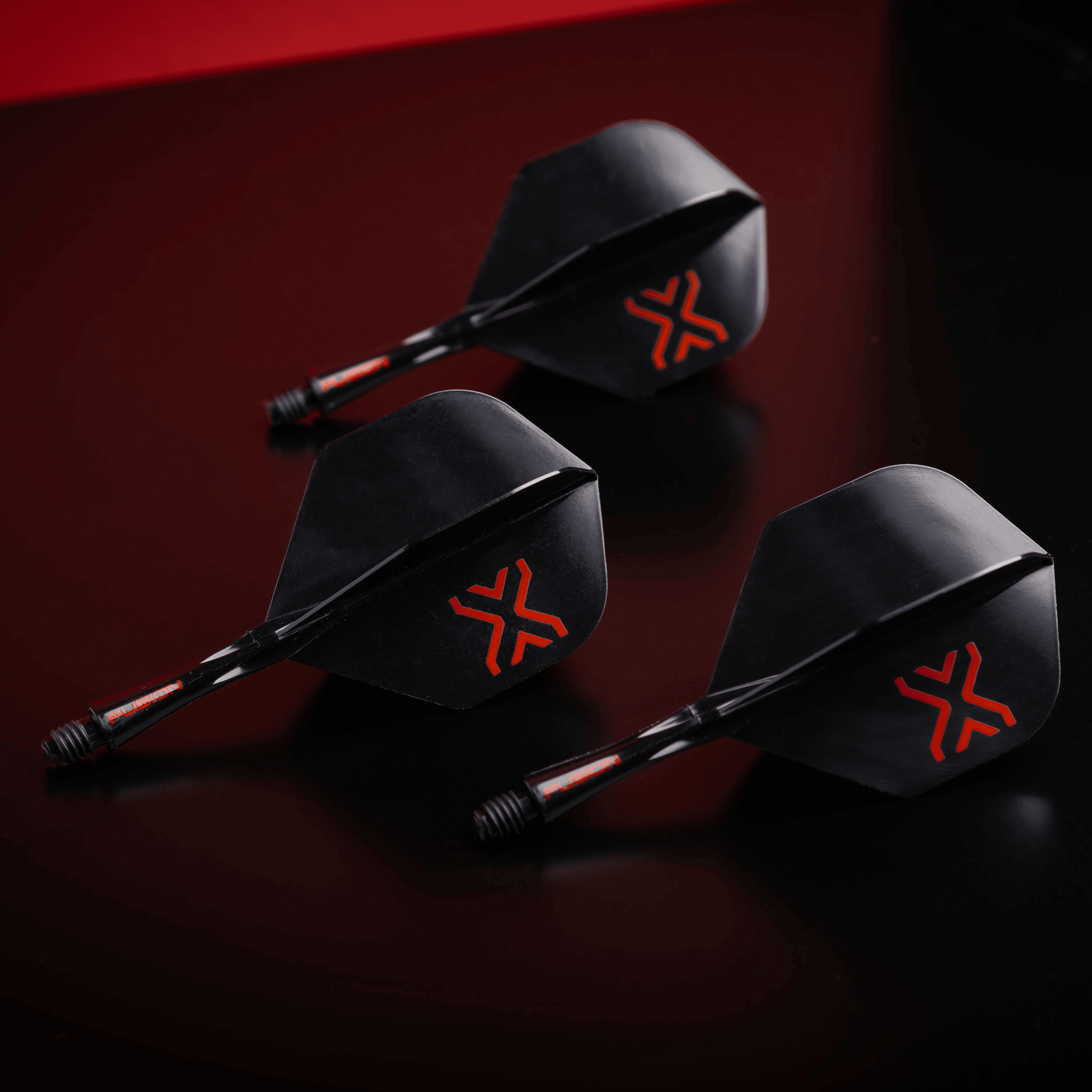 Sistema di alberi di volo standard Winmau Fusion Blade X No2 - Nero Das Bild zeigt das Winmau Fusion Blade X No2 Standard Flight-Shaft-System in Schwarz. Es handelt sich um ein Zubehörteil für Dartspiele.