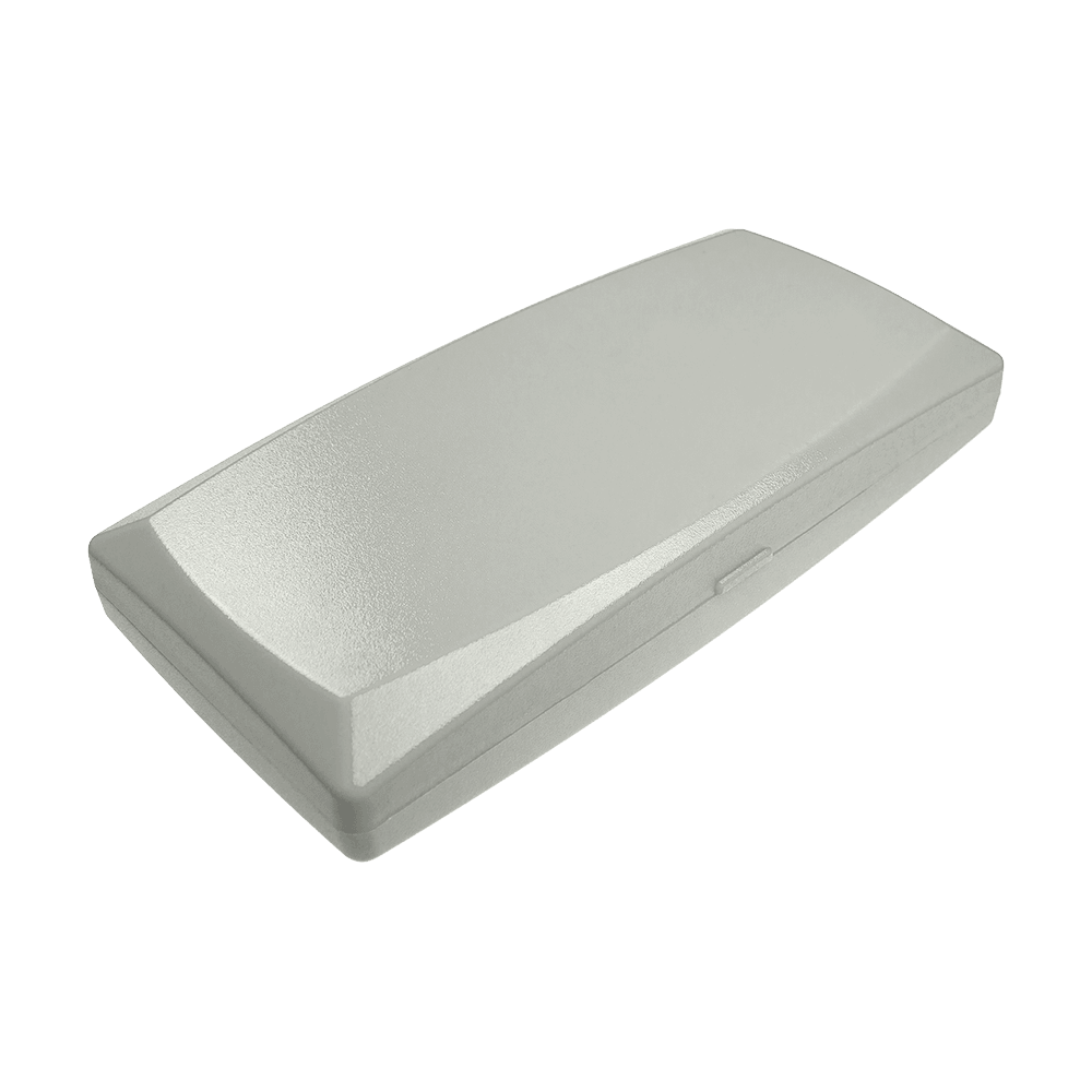 702-grau_ABS_Box_Grau_1 Das Bild zeigt eine rechteckige, graue Kunststoffbox mit abgerundeten Kanten. Die Box ist geschlossen und hat eine glatte Oberfläche.