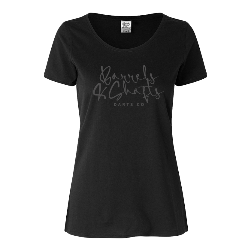 T-shirt da donna Barili e Alberi - Nera Dieses Bild zeigt ein schwarzes Damen-T-Shirt mit der Aufschrift „Barrels and Shafts DARTS CO“ auf der Vorderseite. Das T-Shirt hat einen klassischen Rundhalsausschnitt und einen schlichten, modernen Stil.