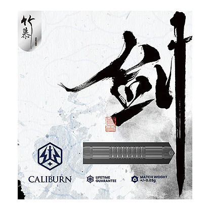 Freccette in acciaio Caliburn Sword S2 Das Bild zeigt die Caliburn Sword S2 Steeldarts Verpackung mit asiatischer Kalligraphie im Hintergrund. Unten sind das Produktlogo, eine Produktabbildung und Hinweise zur Garantie und dem Gewicht zu sehen.