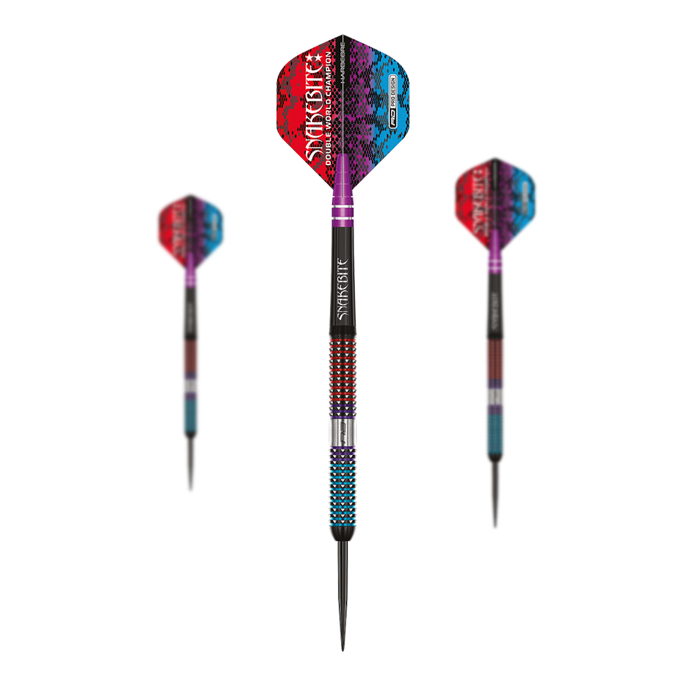 Red Dragon Peter Wright Snakebite Spirit Steeldarts Das Bild zeigt drei bunte Steeldarts mit auffälligem Schlangenmuster auf den Flights. Die Darts haben metallische Spitzen und sind mit den Farben Rot, Blau und Lila gestaltet.
