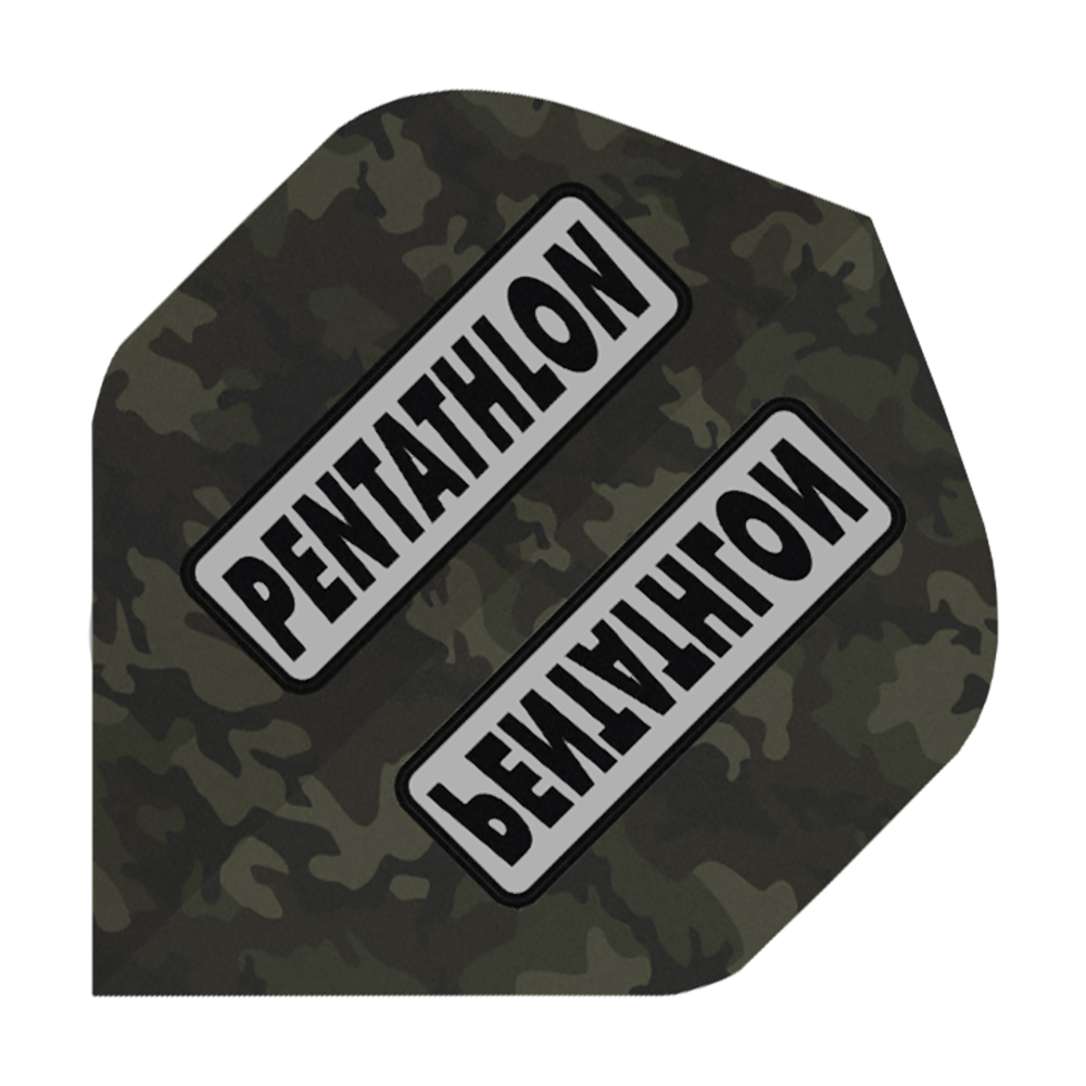 P58_Pentathlon_Camo_Standard_Flights_1 Das Bild zeigt ein Dartflight mit Tarnmuster-Design. Auf dem Flight steht in großen Buchstaben „PENTATHLON“.