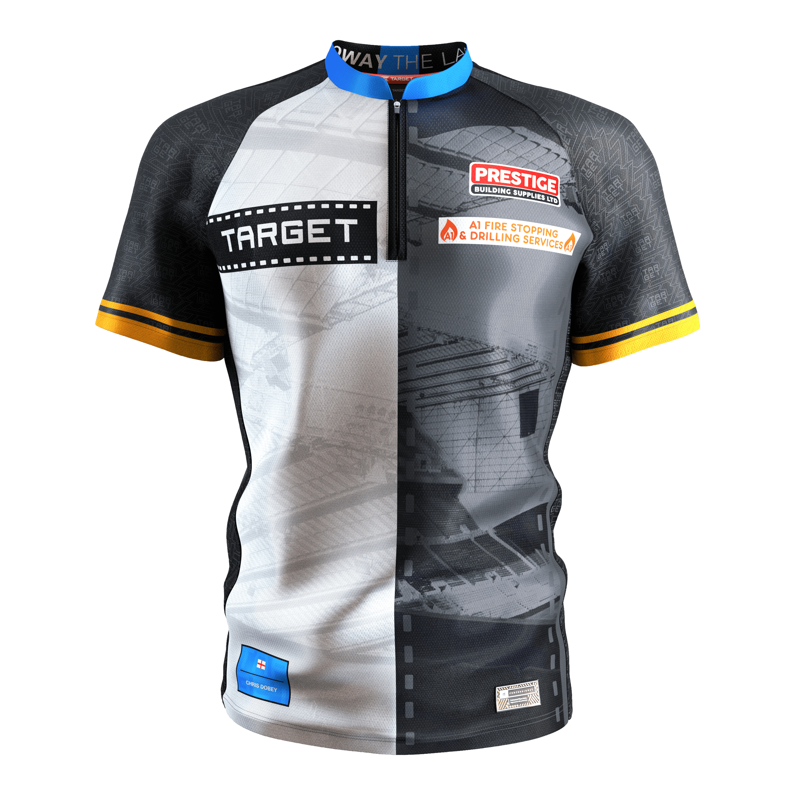 Maglietta da freccette Target Coolplay Chris Dobey 2025 Das Bild zeigt das "Target Coolplay Chris Dobey 2025 Dartshirt" mit auffälligen Sponsorenlogos auf der Vorderseite. Das Trikot hat ein modernes Design in Schwarz, Weiß und Grau mit gelben Streifen an den Ärmeln.