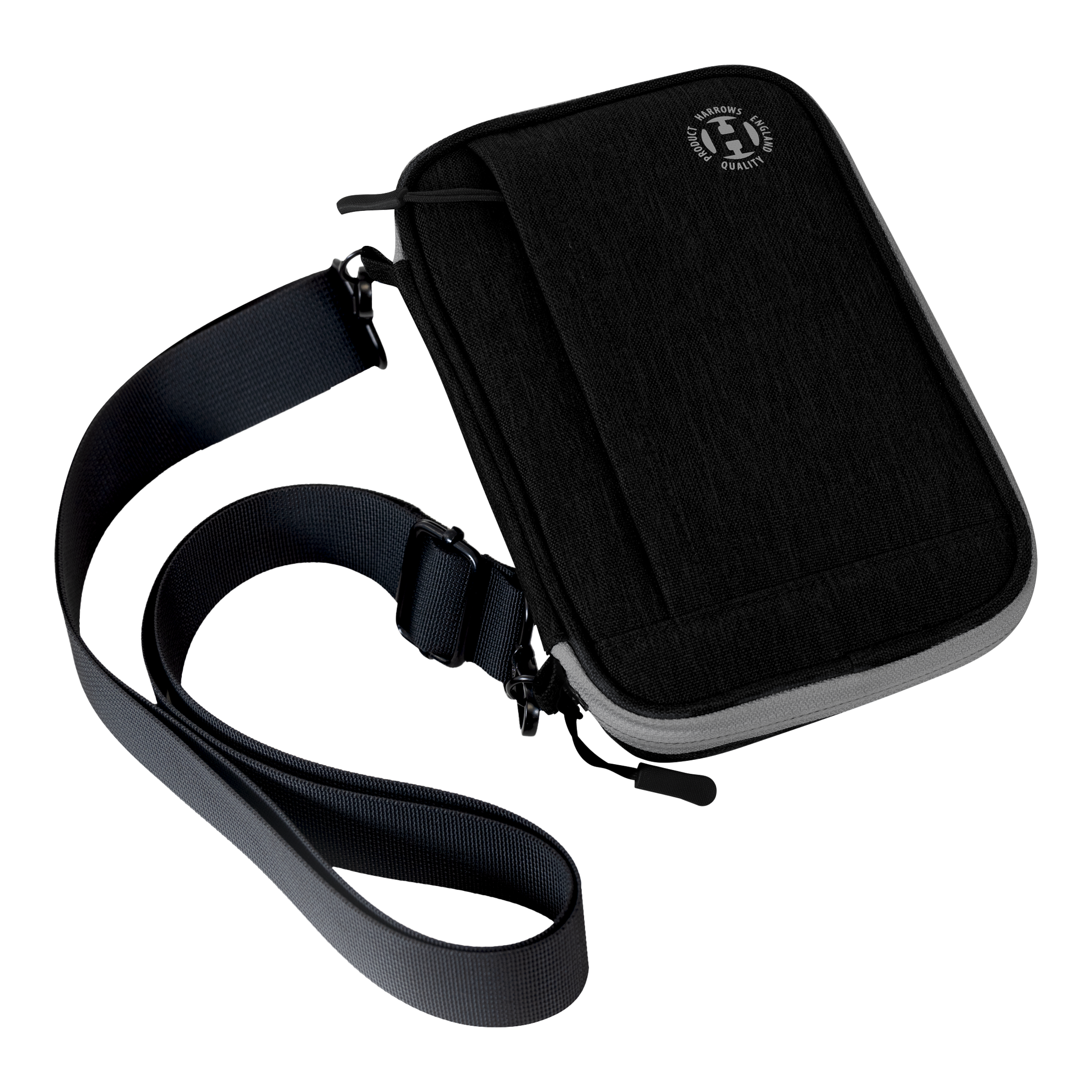 Portafoglio per freccette Harrows Smart Case XL Dies ist eine schwarze Darttasche mit einem Schultergurt. Sie hat ein kompaktes, rechteckiges Design und einen Reißverschluss.