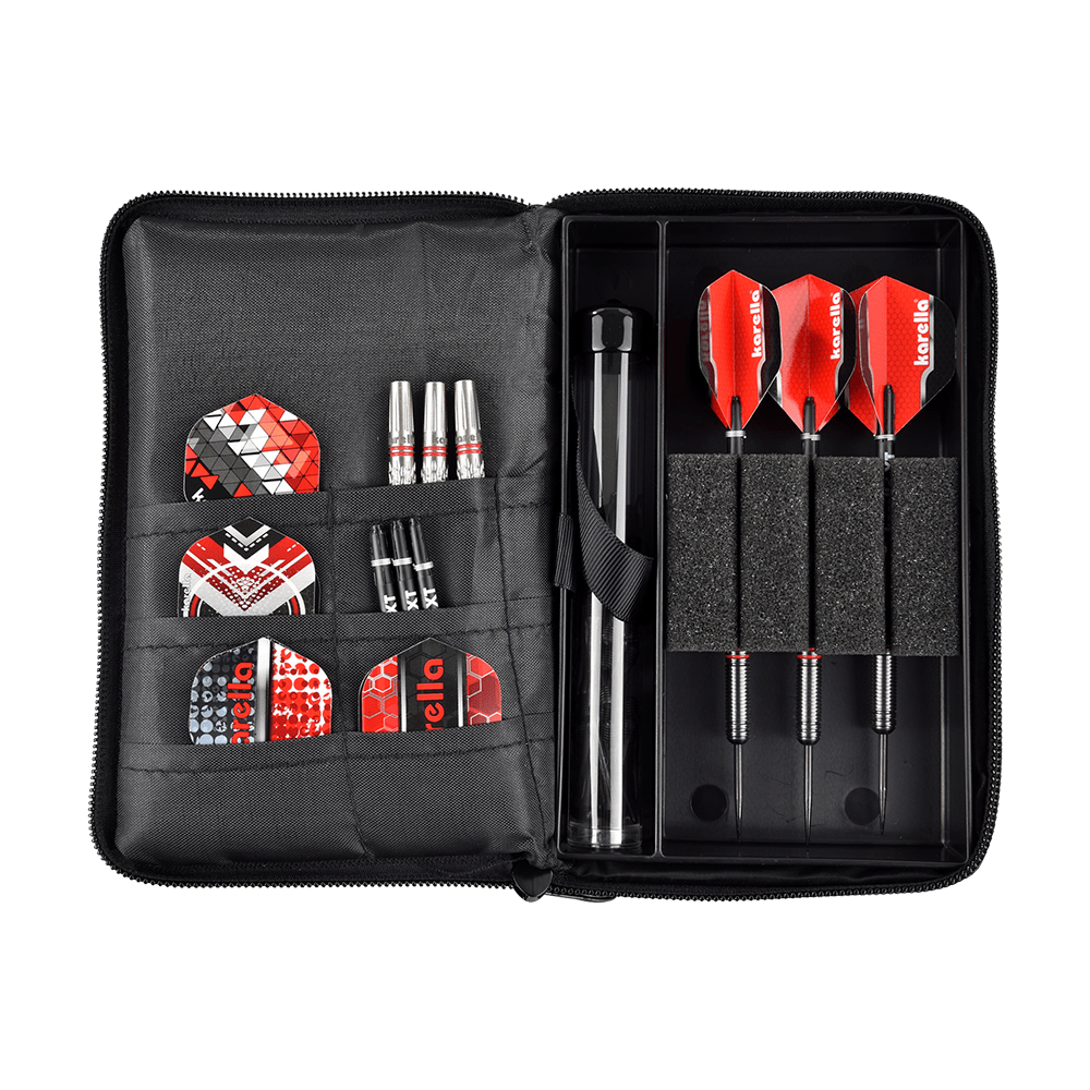 _The_Pak_Dartcase_OPEN_2JUryS4iwHAuRQ Das Bild zeigt das Produkt "The Pak Multi Dartcase - Rot Schwarz", einen aufklappbaren Dartkoffer. Im Inneren befinden sich mehrere Fächer mit Darts, Ersatzflights und Zubehör, alles ordentlich sortiert.