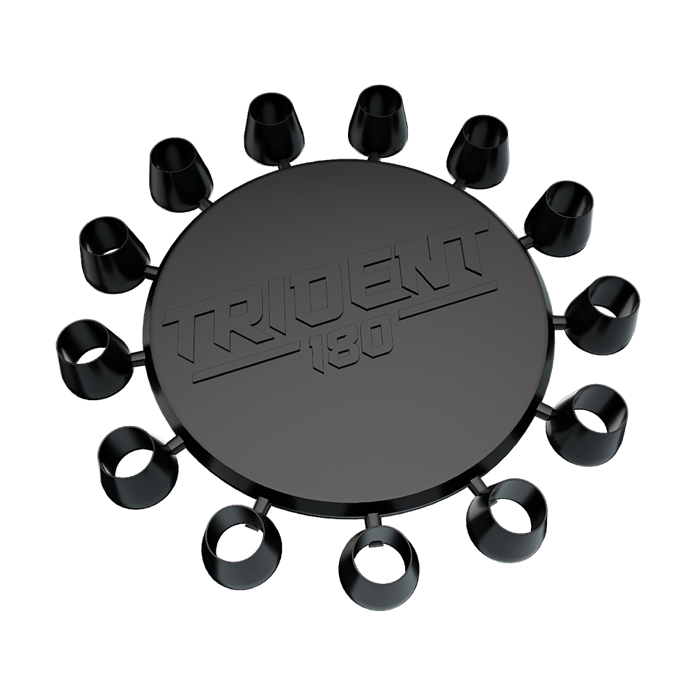 641_Winmau_Trident_180_Kappen_1 Das Bild zeigt das Produkt "Winmau Trident 180 Kappen". Es handelt sich um eine runde, schwarze Scheibe mit mehreren kleinen Aufsteckkappen rundherum und dem Schriftzug "TRIDENT 180" in der Mitte.