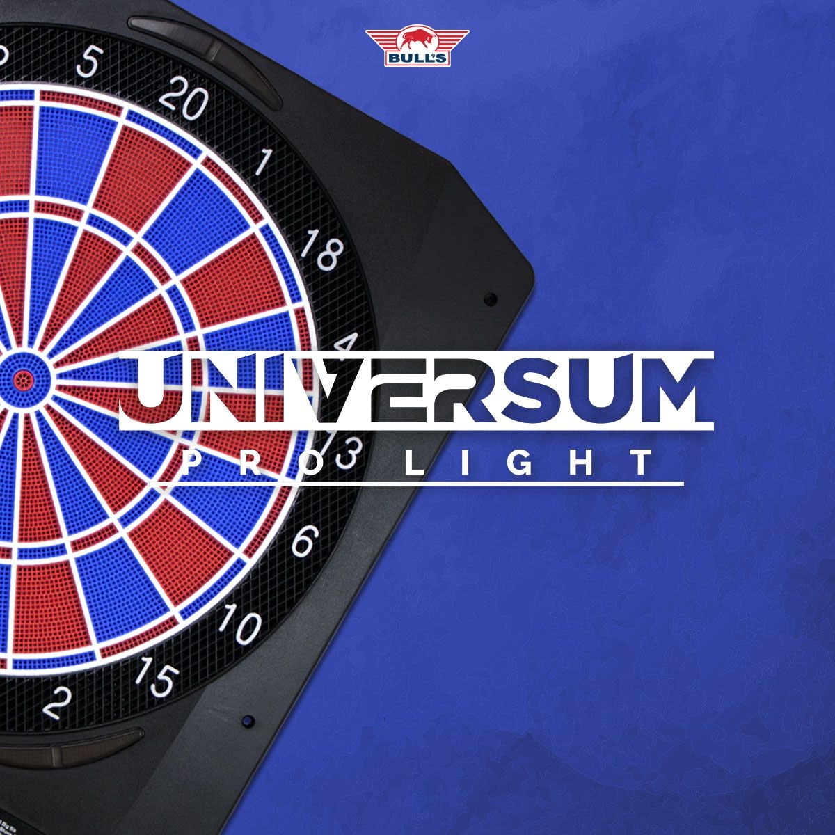 Bersaglio elettronico Bulls NL Universum Pro Light - Blu Rosso Das Bild zeigt das Bulls NL Universum Pro Light Elektronisches Dartboard in Blau und Rot. Es ist ein elektronisches Dartboard für Freizeit- und Profispieler.