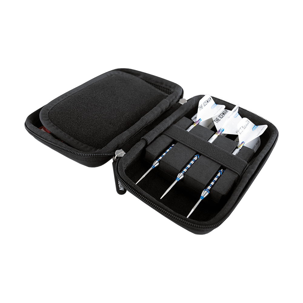X0611_Red_Dragon_Gerwyn_Price_World_Champion_Dartcase_2 Das Bild zeigt ein geöffnetes Dartcase mit drei Darts, ordentlich in Fächern verstaut. Es handelt sich um das Produkt "Red Dragon Gerwyn Price World Champion Dartcase".