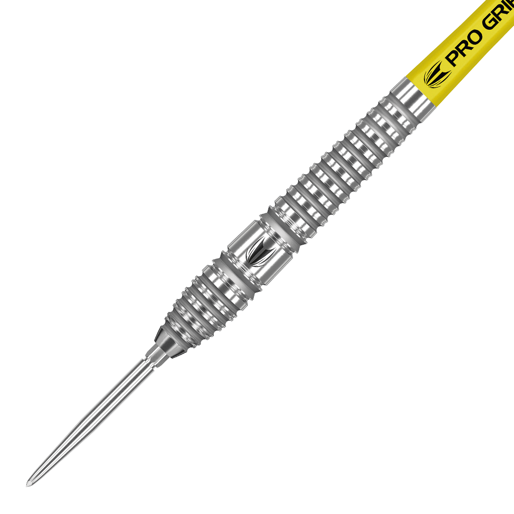 190057_Target_Bolide_03_Swiss_Point_Steeldarts_2 Das Bild zeigt einen Target Bolide 03 Swiss Point Steeldart. Der Dart besteht aus silbernem Metall mit einem gelben Schaft, auf dem „Pro Grip“ steht.