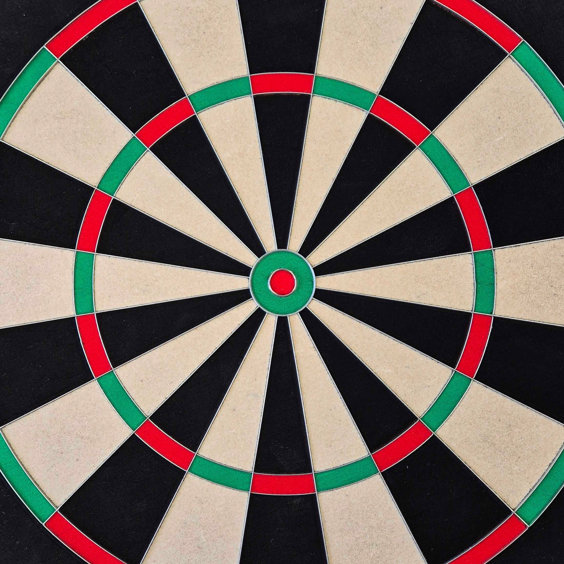 Bersaglio per freccette in acciaio di precisione McDart Das Bild zeigt ein weiteres McDart Precision Steeldartboard. Alle Sektoren sind klar sichtbar.
