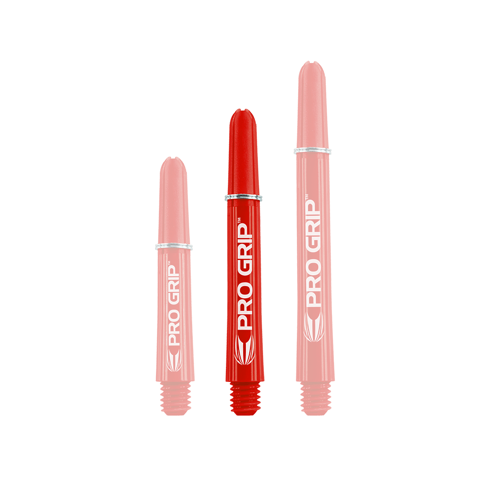 Target Pro Grip Shafts - 3 set - Rosso Das Bild zeigt drei rote "Pro Grip" Shafts für Dartpfeile in unterschiedlichen Längen. Alle drei Shafts haben die weiße Aufschrift "PRO GRIP" und ein Logo.