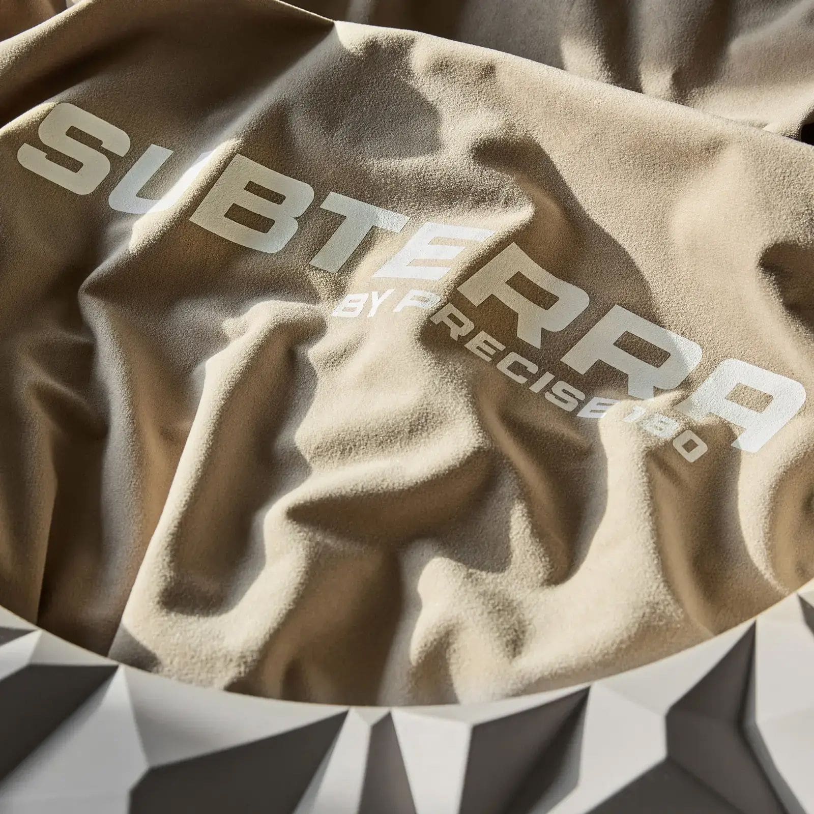 Bersaglio per freccette 3D Precise 180 Subterra - Grigio Nordico Das Bild zeigt das Precise 180 3D Dartboard Surround Subterra in der Farbe Nordic Grey. Das Produkt dient als Schutz für die Wand beim Dartspielen.