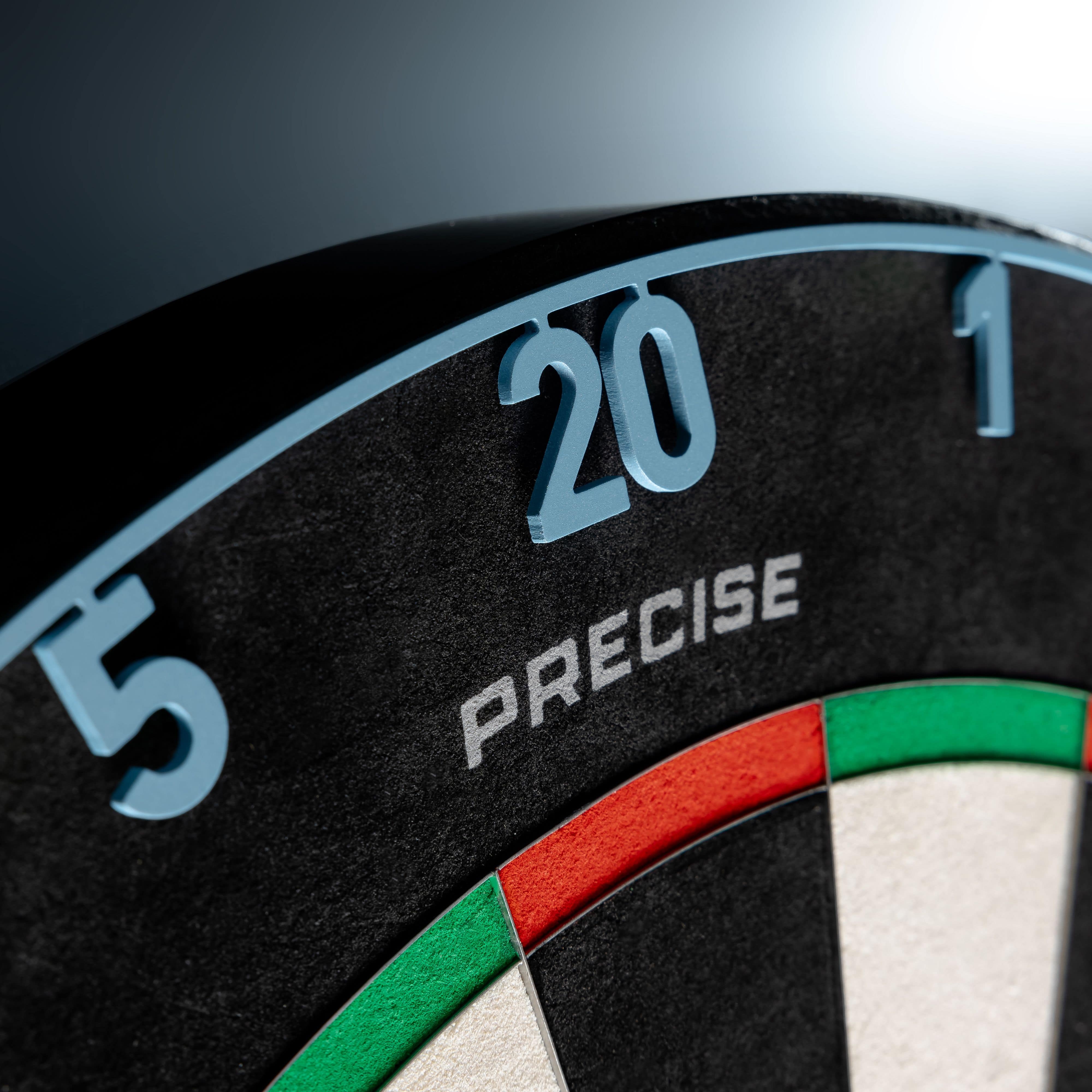 Bersaglio per freccette in acciaio Precise 180 Endorphine con anello numerato - Blu infinito Auf dem Bild sieht man das Precise 180 Endorphine Steeldartboard mit Nummernring in Infinity Blue. Diese Dartscheibe ist für ein präzises Spiel konzipiert.