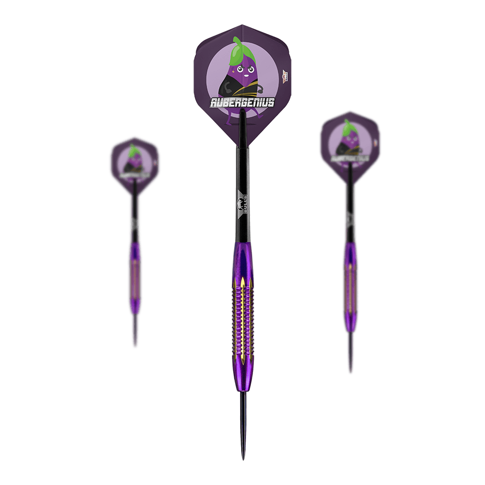 BullsNL Dirk Van Duijvenbode Dardi in acciaio in ottone rivestito con conchiglia - 21 g Das Bild zeigt drei Steeldarts des Modells "BullsNL Dirk Van Duijvenbode Shell Coated Brass Steeldarts - 21g". Die Darts sind lila-gelb und haben Flights mit einem Cartoon-Auberginenmotiv und dem Schriftzug "AUBERGENIUS".