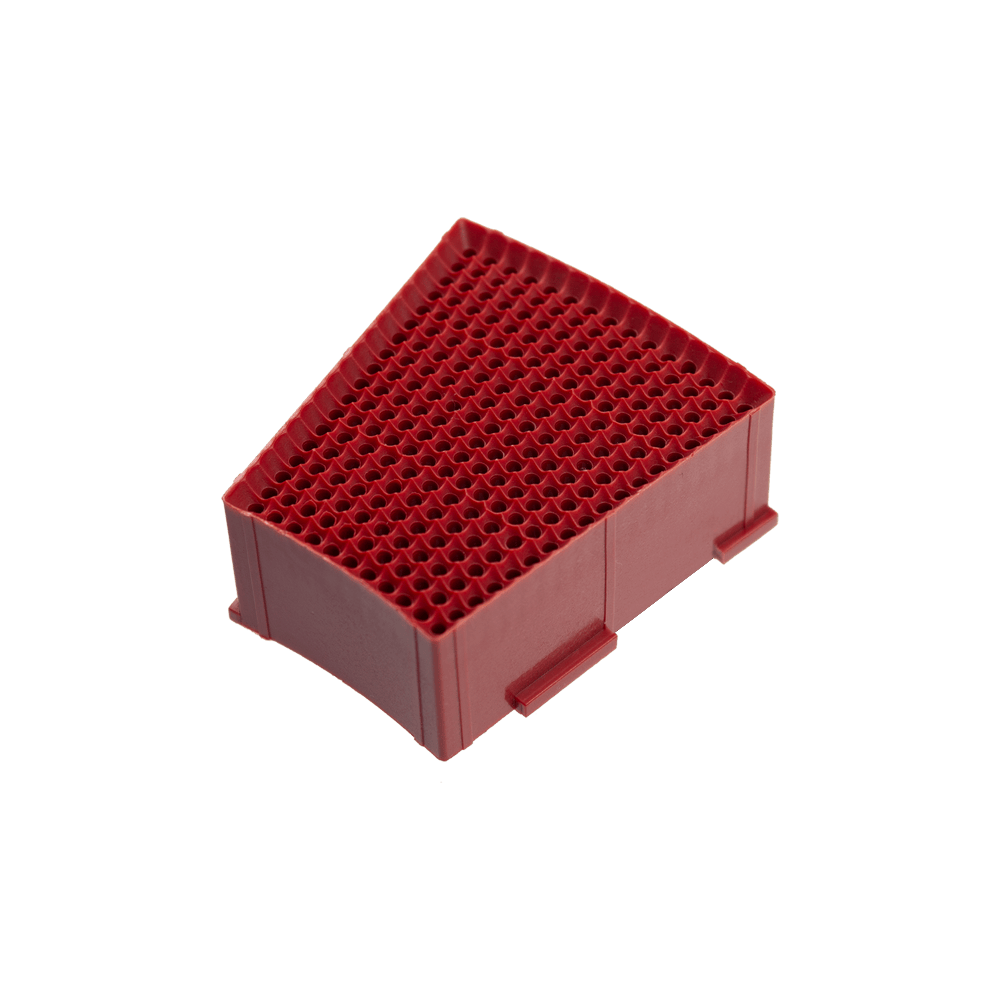 LW7_L-wen_Dart_Ersatzfeld_Single_Aussen_Rot_1_Originalteil Das Bild zeigt ein rotes Ersatzfeld für eine Löwen Dartscheibe. Das Ersatzfeld hat viele kleine Löcher und ist dreieckig geformt.
