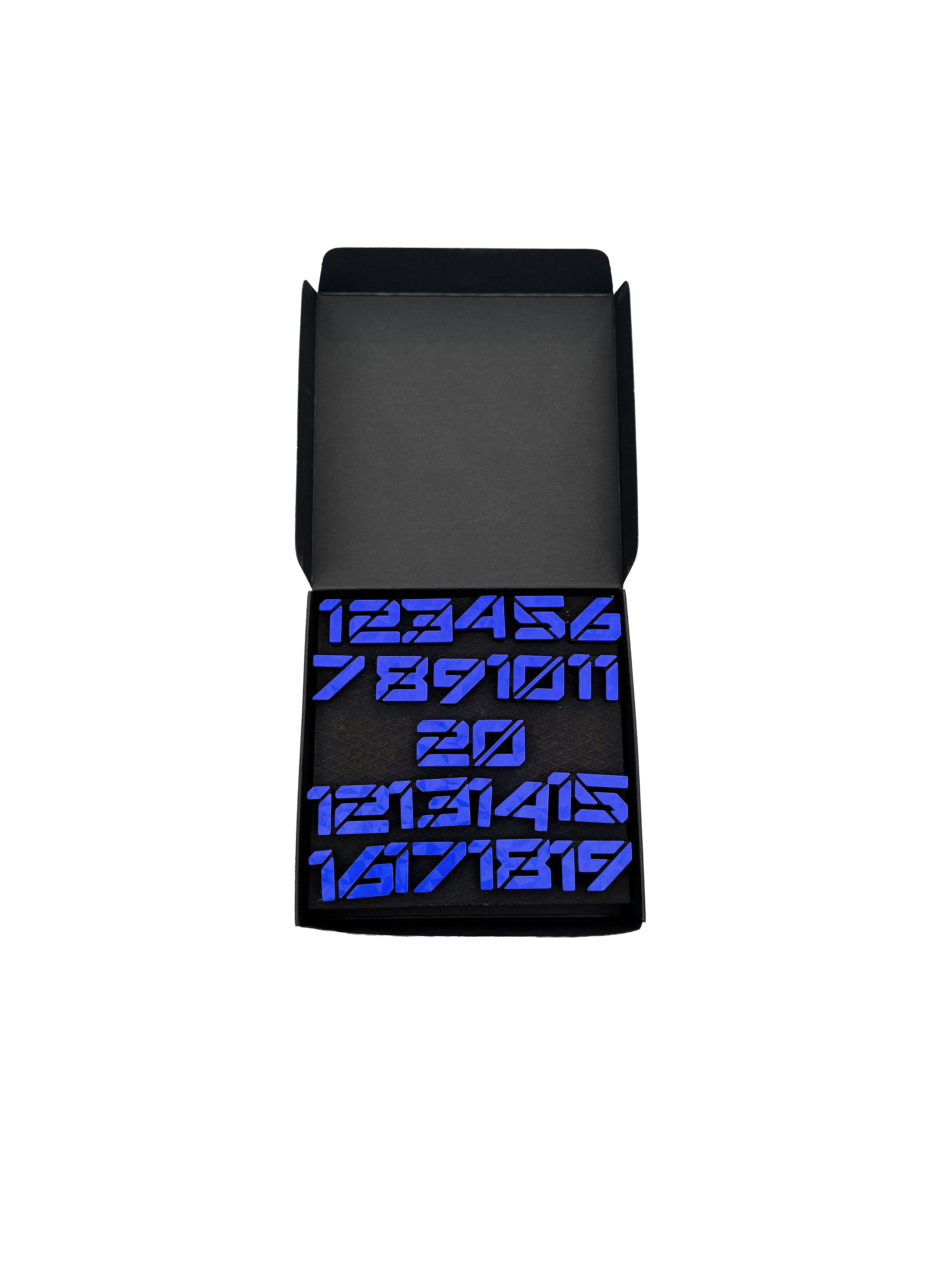 Anelli numerici per freccette McDart / Anello numerico Cyber Das Bild zeigt die Cyber Blau Box. Die Box hat eine blaue Gestaltung.