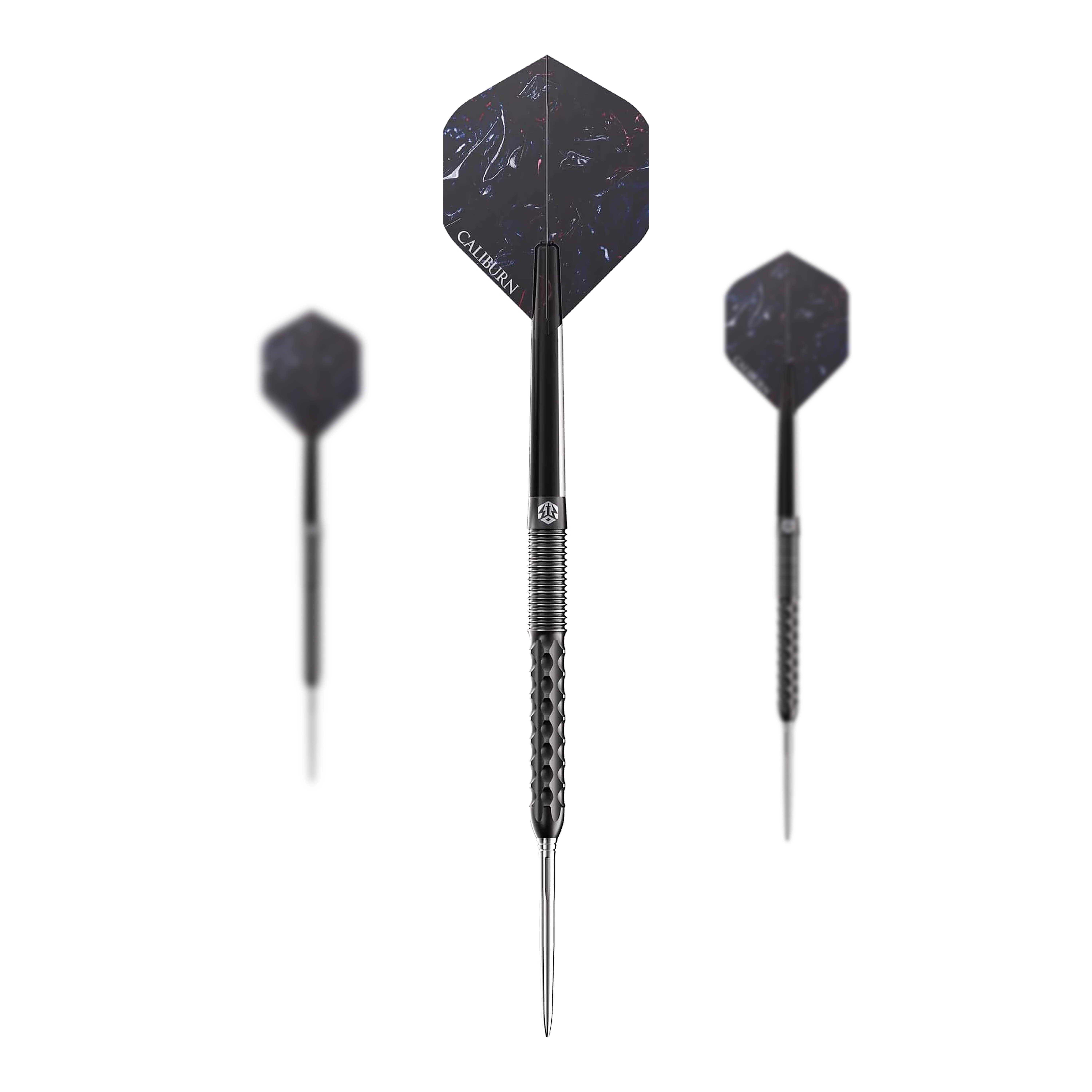Freccette in acciaio Caliburn Sword S1 Das Bild zeigt drei Steeldarts des Produkts "Caliburn Sword S1". Die Darts haben eine dunkle Farbe mit hexagonalen Flights und einem strukturierten Griff.
