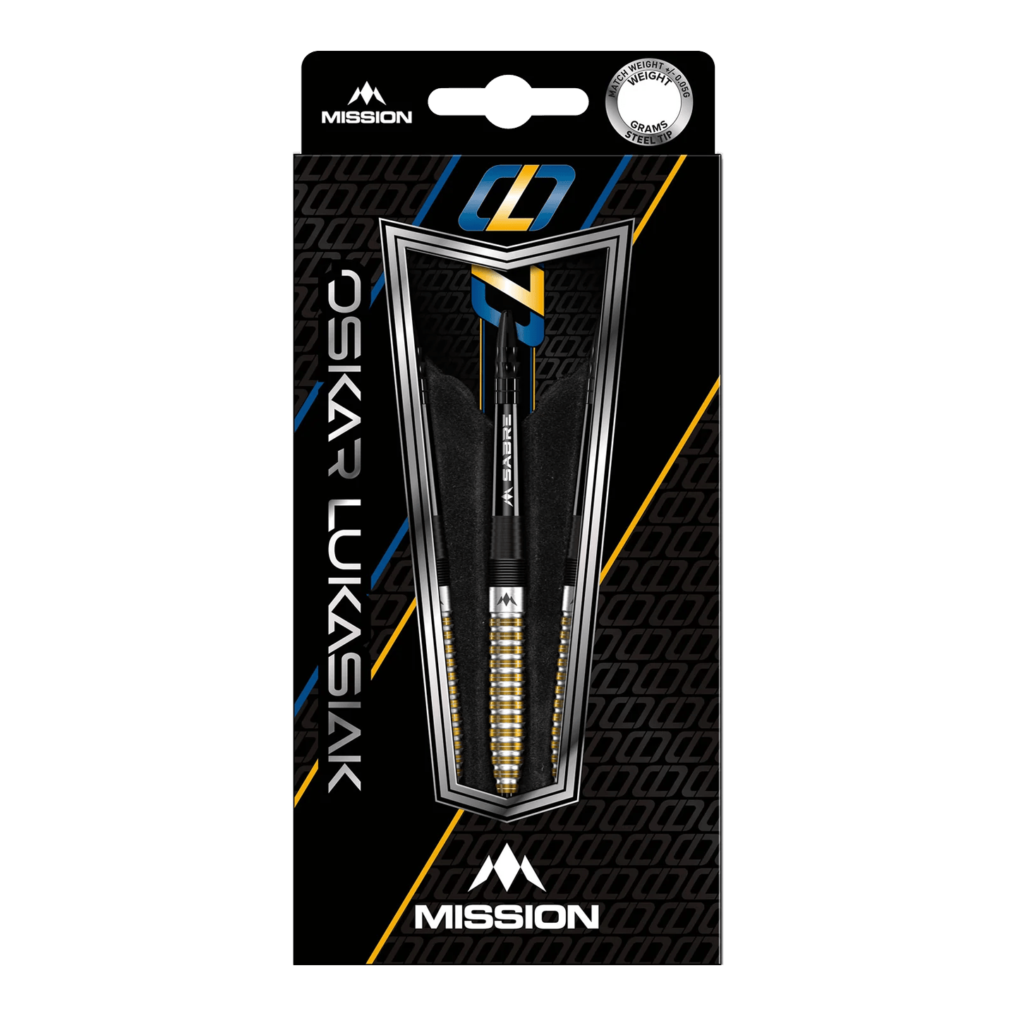Freccette in acciaio Mission Oskar Lukasiak PVD oro nero - 22 g Die Abbildung zeigt die Steeldarts "Mission Oskar Lukasiak Black Gold PVD" mit einem Gewicht von 22g in ihrer Verpackung. Das Design ist schwarz-gold mit weißen und blauen Akzenten und dem Namen des Spielers auf der Vorderseite.
