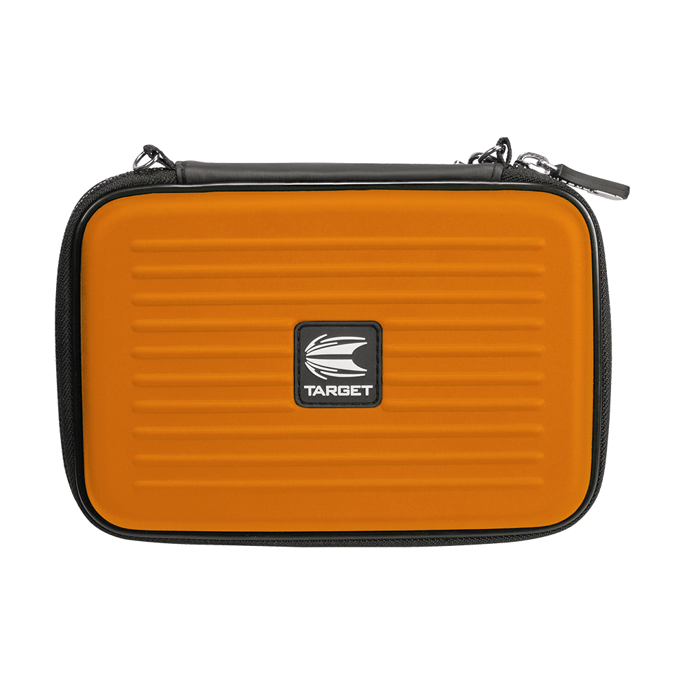 125856_Target_Takoma_XL_Dartwallet_Orange_1 Dies ist das Produkt "Target Takoma XL Dartwallet". Es handelt sich um ein orangefarbenes Etui mit schwarzem Reißverschluss und Target-Logo auf der Vorderseite.
