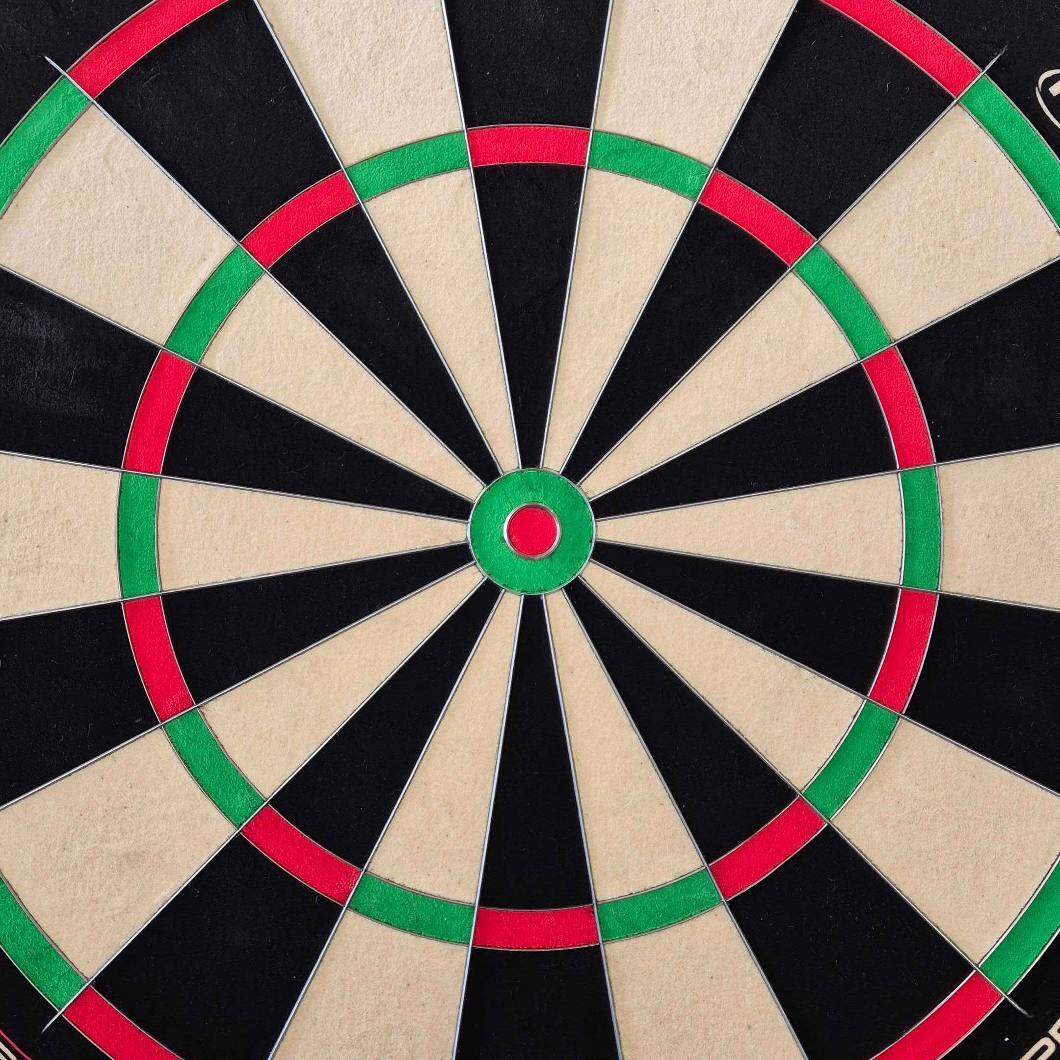 Hier ist das Winmau Blade X ProCore Steeldartboard abgebildet. Die Dartscheibe eignet sich besonders für Profi-Dartspiele.