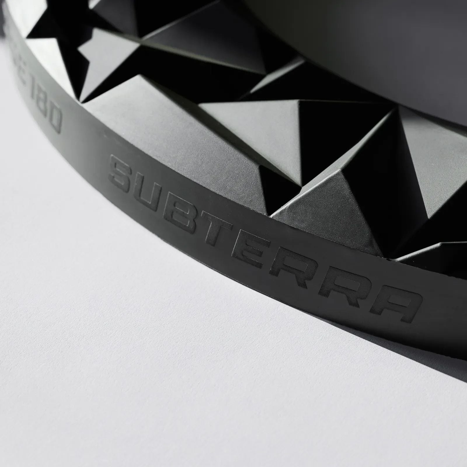 Das Precise 180 3D Dartboard Surround Subterra - Graphite ist auf dem Foto zu sehen. Diese Umrandung eignet sich ideal für Dartliebhaber.