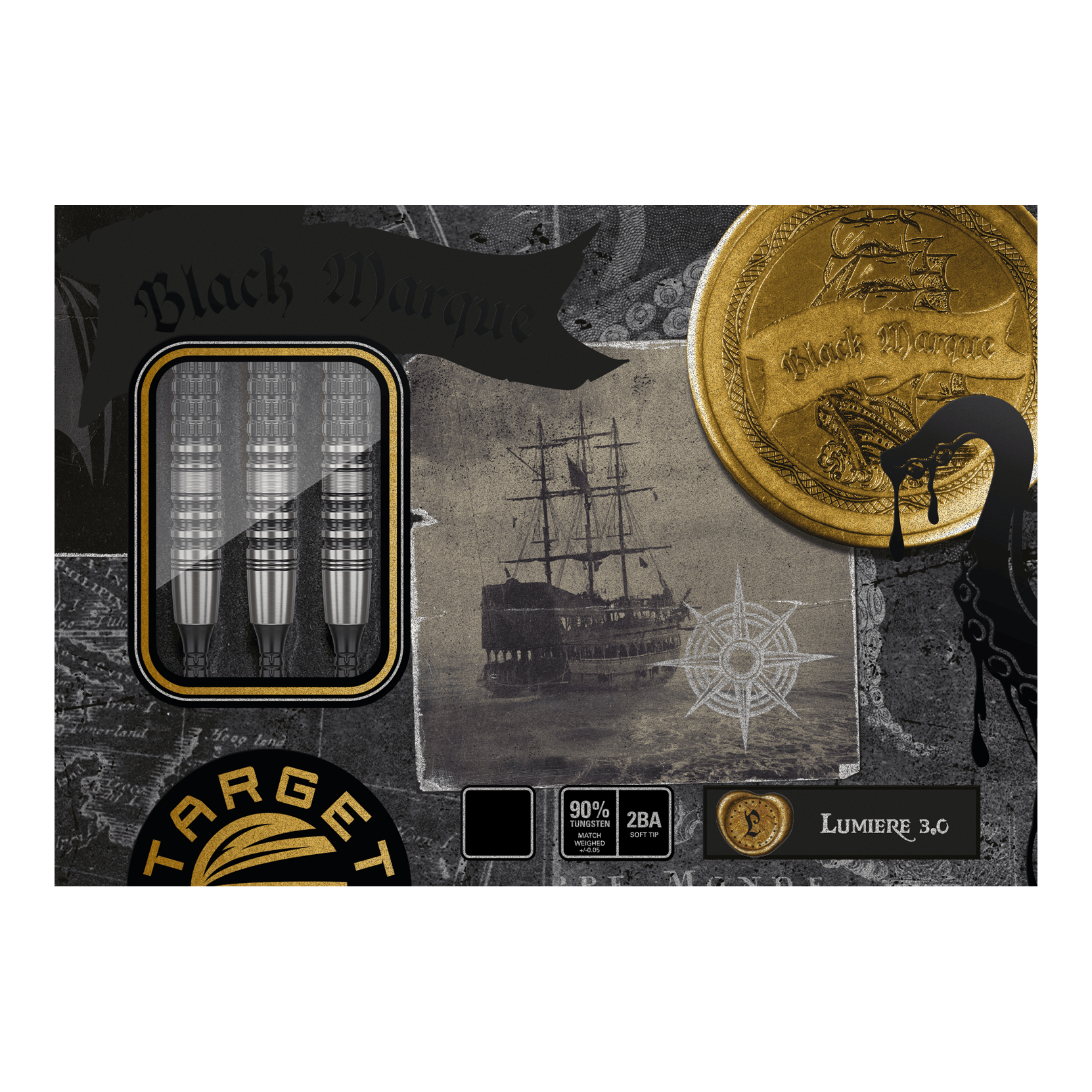 Target Japan Black Marque Lumiere GEN3 Freccette morbide - 18,5 g Die Abbildung zeigt die Verpackung der "Target Japan Black Marque Lumiere GEN3 Softdarts - 18,5g". Auf der Verpackung sind drei Dartpfeile, ein altes Segelschiff und ein goldener Münzmotiv zu sehen.