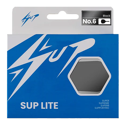 Sistema di albero di volo Caliburn SUP Lite No6 Die Abbildung zeigt die Verpackung des Produkts "Caliburn SUP Lite No6 Flight-Shaft-System". Die Verpackung ist überwiegend blau und weiß und enthält ein Sichtfenster, durch das das Produkt teilweise zu sehen ist.
