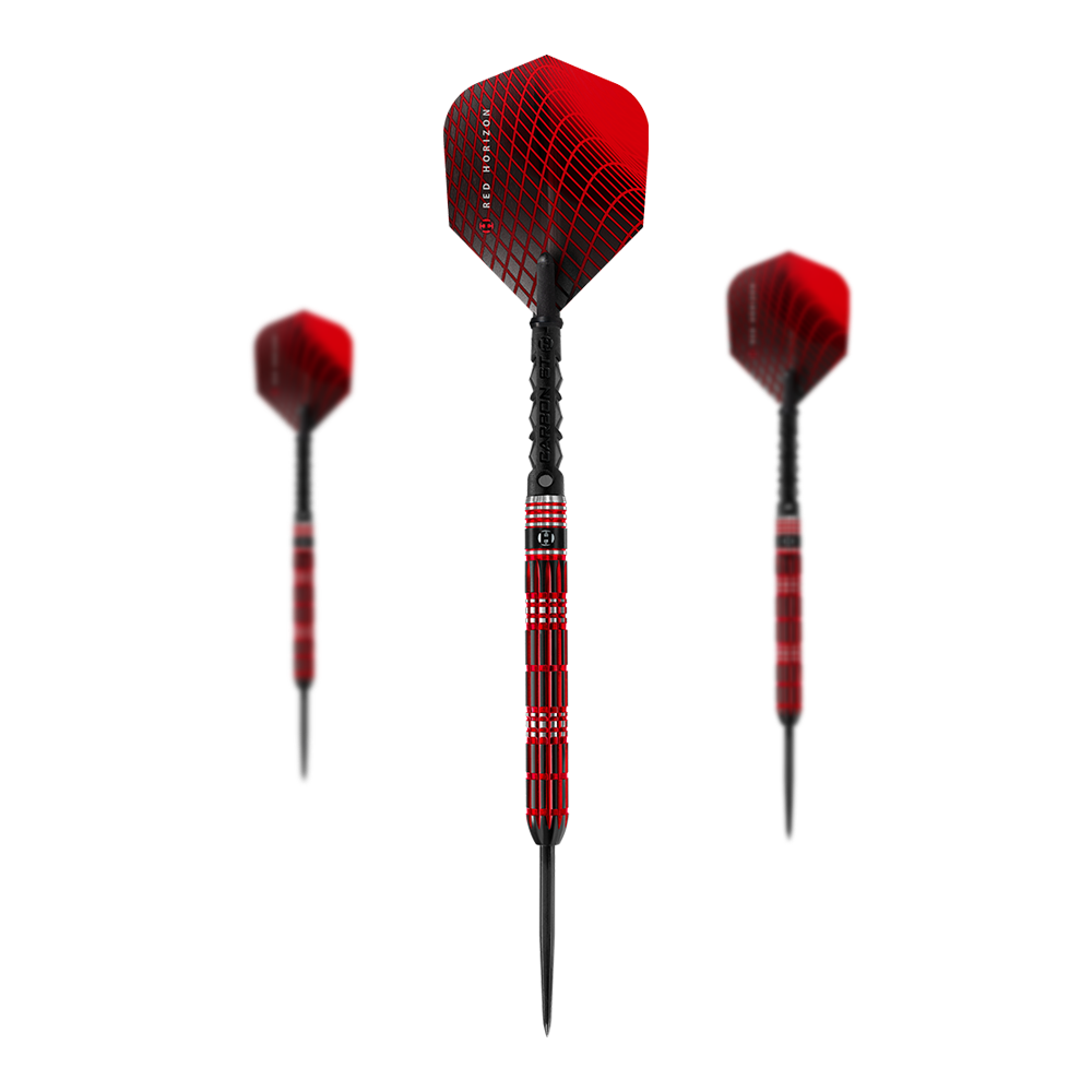 Freccette in acciaio Red Horizon Harrows Das Bild zeigt drei rote Steeldarts mit schwarzem und rotem Muster. Der mittlere Dart ist größer und im Vordergrund, während die anderen beiden im Hintergrund stehen.