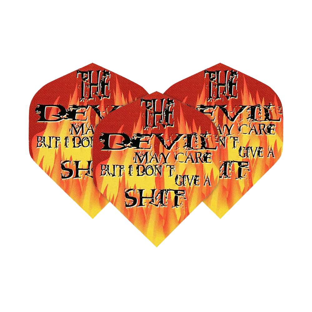 Voli di Pentathlon Il diavolo se ne frega Das Bild zeigt drei Dartflights mit Flammenmuster und auffälligem Schriftzug. Auf den Flights steht: "The Devil may care but I don't give a shit."