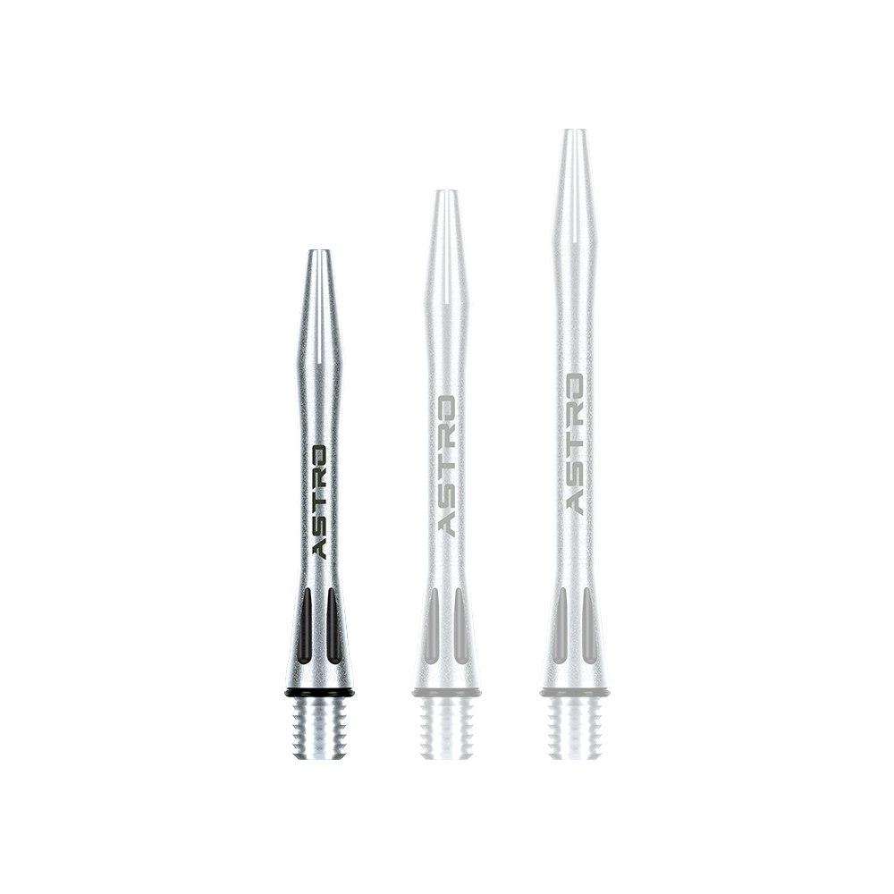 7012-101_Winmau_Astro_Aluminium_Shafts_Schwarz_35mm_1KbjTp4F230D6y Das Bild zeigt drei silberne Winmau Astro Aluminium Shafts in verschiedenen Längen. Auf den Schäften steht das Wort "ASTRO" und sie haben schwarze Details an der Unterseite.