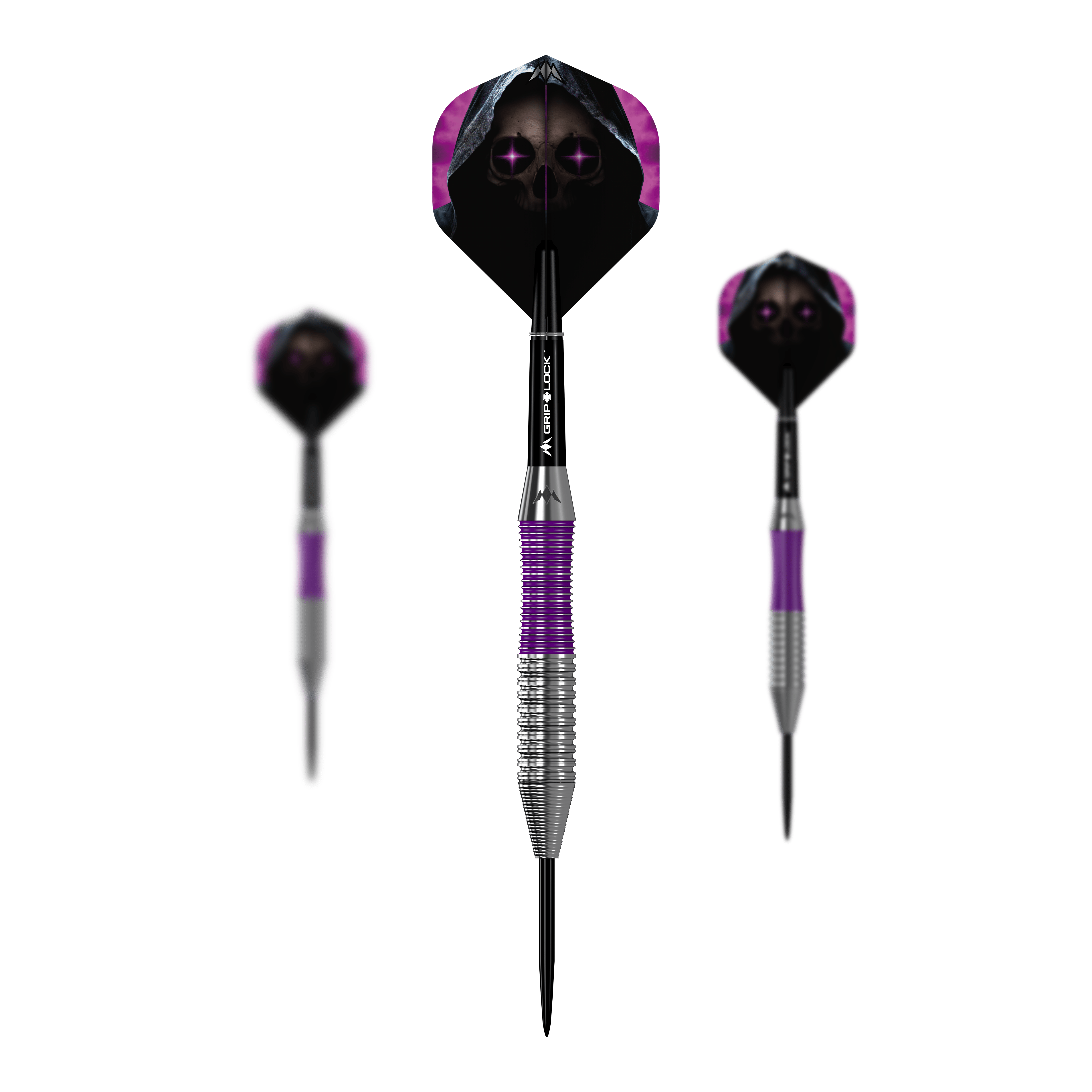 Freccette Mission Phantom in ottone e acciaio - 22 g Das Bild zeigt drei Steeldarts des Produkts „Mission Phantom Brass Steeldarts - 22g“. Die Darts haben silberne und lila Griffe sowie Flights mit Totenkopf-Motiv und dunklem Hintergrund.