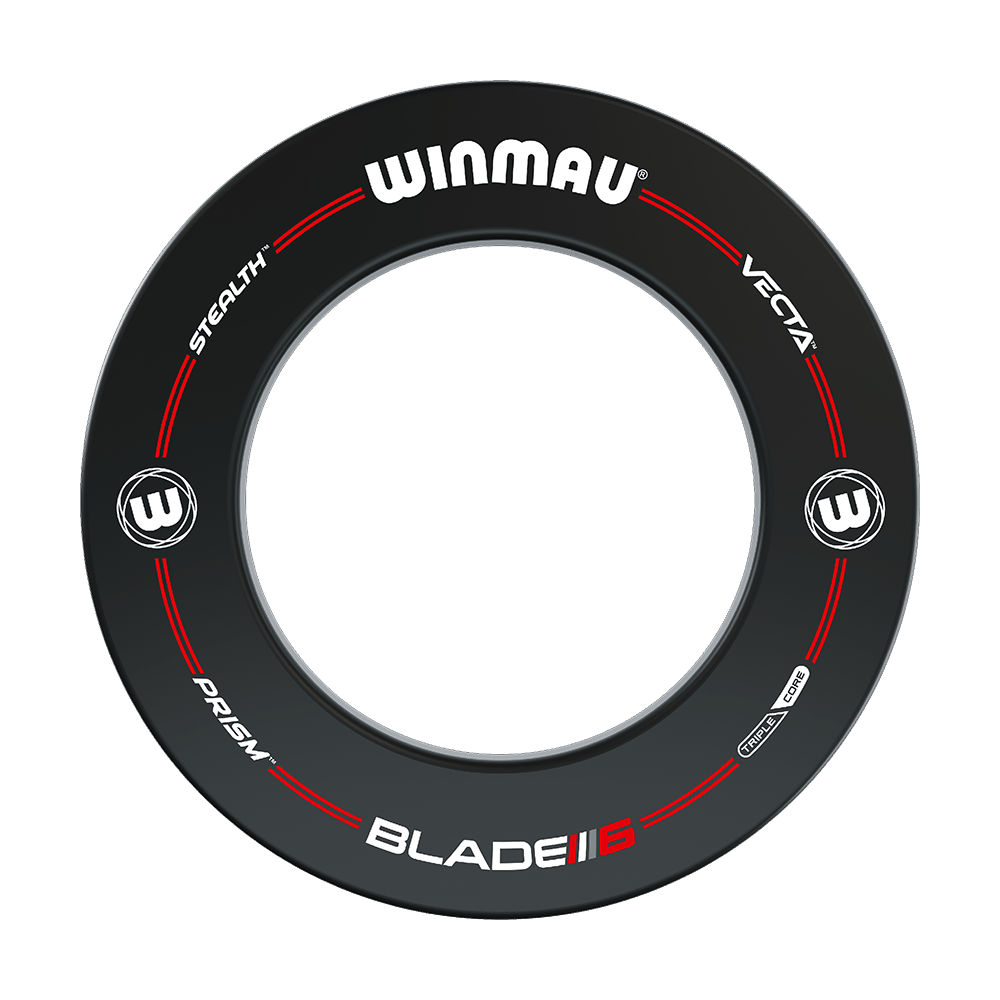 B6XLSET_Winmau_Blade_6_Dartboard_Set_mit_2_Sets_Darts_und_Winmau_Surround_3 Das Bild zeigt einen schwarzen Dartboard-Surround-Ring der Marke Winmau. Auf dem Ring stehen verschiedene Begriffe wie "Blade 6", "Prism", "Stealth" und "Vecta".
