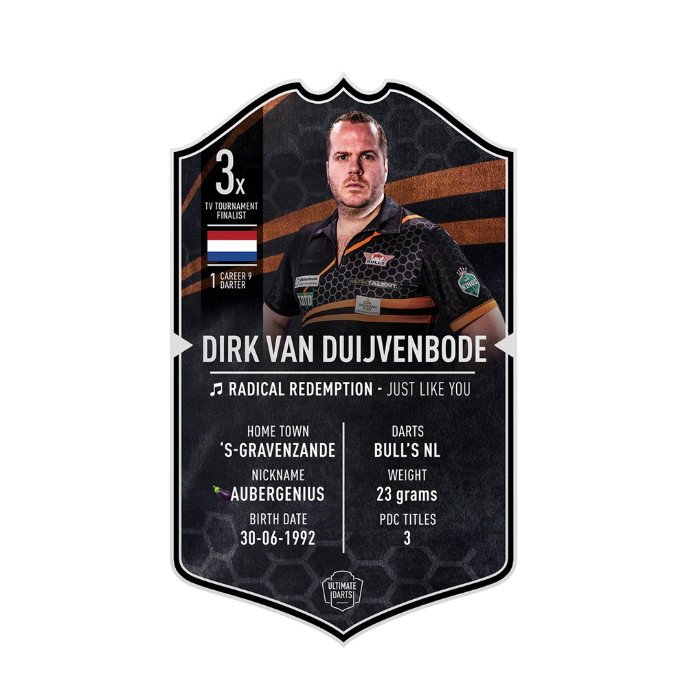 Carta freccette Ultimate - Dirk Van Duijvenbode Die Abbildung zeigt eine Ultimate Darts Card von Dirk Van Duijvenbode. Auf der Karte stehen Informationen wie sein Spitzname "Aubergenius", seine Heimatstadt ’s-Gravenzande und sein Geburtsdatum, 30.06.1992.